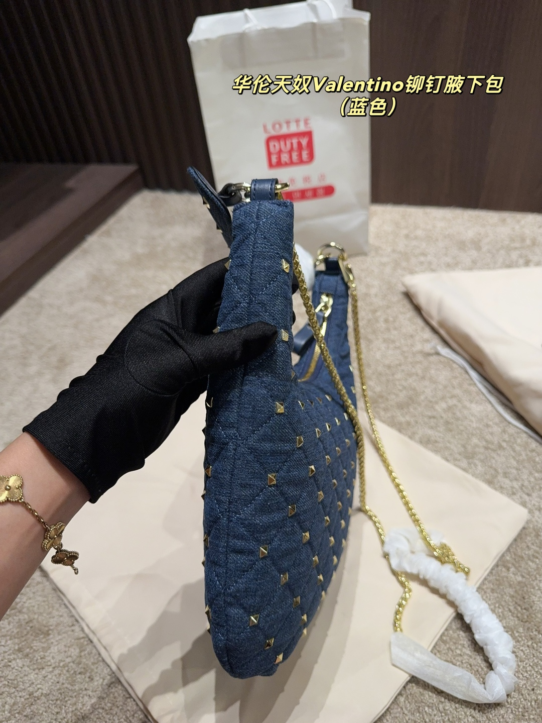 p160配折叠盒⚠️尺寸16.19 华伦天奴Valentino铆钉腋下包 超经典的华伦天奴铆钉包,永不过时的时尚单品!💖每一款都超美,经典百搭,时尚度满分~✨