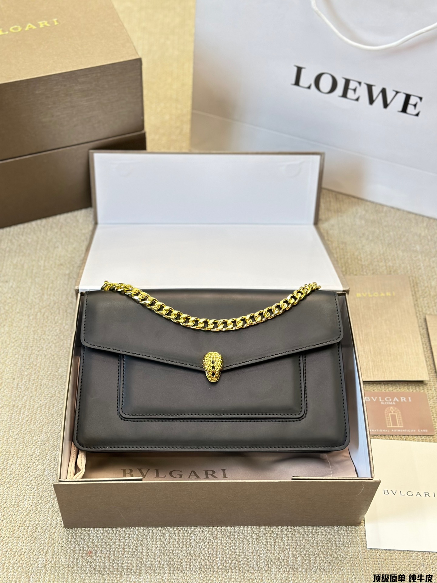 顶级原单 纯牛皮p220 宝格丽Bvlgari 神仙合作款 Ss24限定系列 撞色新款 原版珐琅蛇头 A爆啦 原单品 Woc风琴包 内里原版隔断 [得意]可单肩可斜挎 万年不过时 专柜对版 彰显高级品味 如果女人衣柜里面没有一款宝格丽就称不上一个完美的女人❤️进口原版珐琅蛇头扣 五金扣好质感巨百搭，质量好到爆棚 版型油边超级牛[得意][得意]细节决定品质[玫瑰]尺寸：25cm
