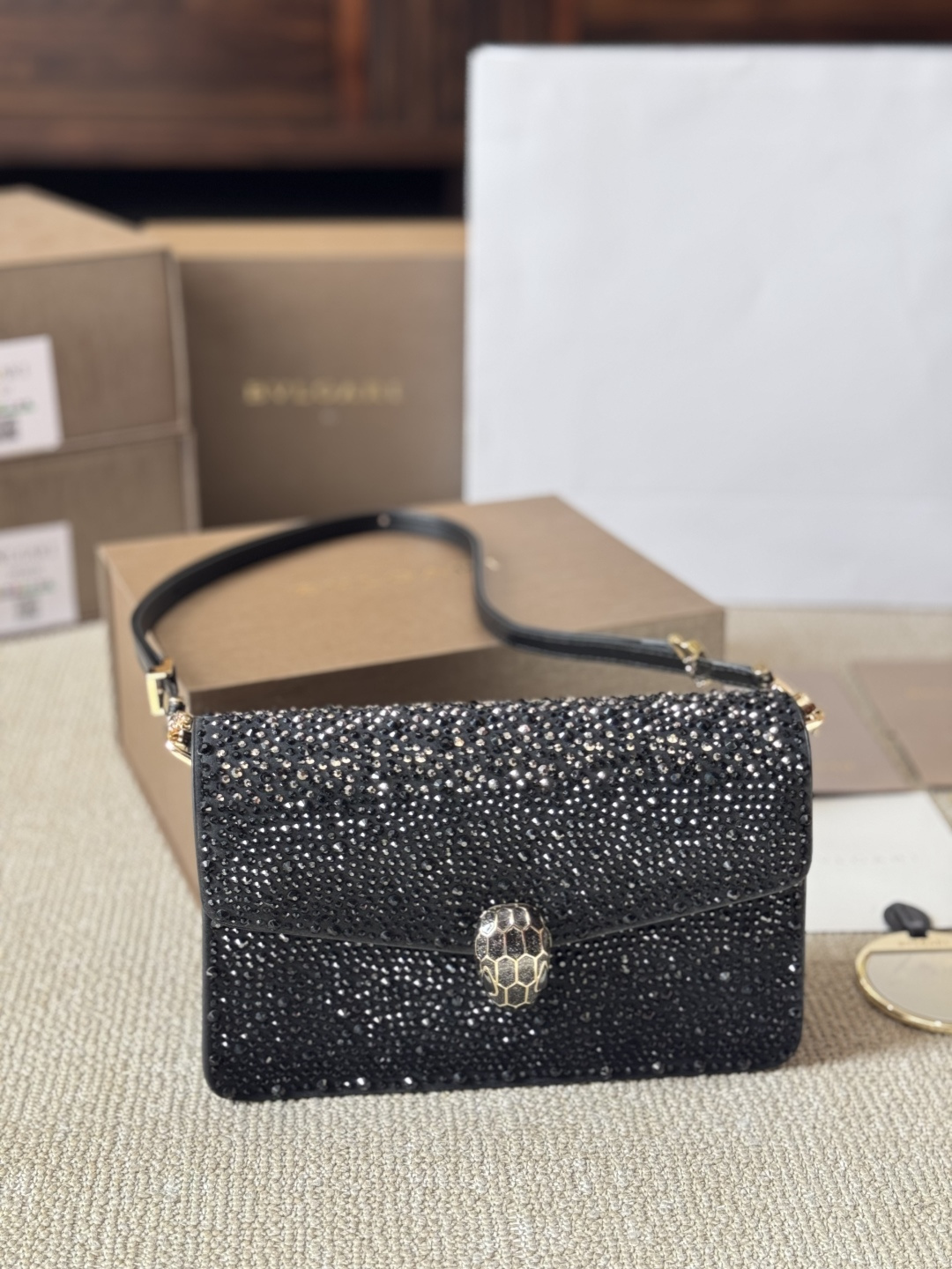 顶级原单 纯牛皮 p245 宝格丽Bvlgari 神仙合作款 Ss25限定系列 撞色新款 原版珐琅蛇头 A爆啦 原单品 Woc风琴包 内里原版隔断 [得意]可单肩可斜挎 万年不过时 专柜对版 彰显高级品味 如果女人衣柜里面没有一款宝格丽就称不上一个完美的女人❤️进口原版珐琅蛇头扣 五金扣好质感巨百搭，质量好到爆棚 版型油边超级牛[得意][得意]细节决定品质[玫瑰]尺寸：20 16cm