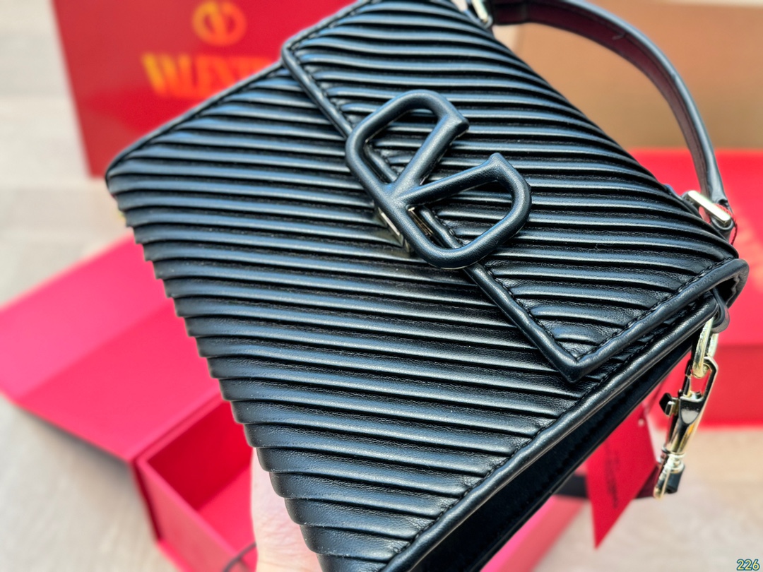 ¥170折叠盒 华伦天奴Valentino手提包 简约的包身廓形解锁时尚魅力 可盐可甜 让你成为整条街最靓的女孩 很百搭哦 yyds 尺寸:21 16