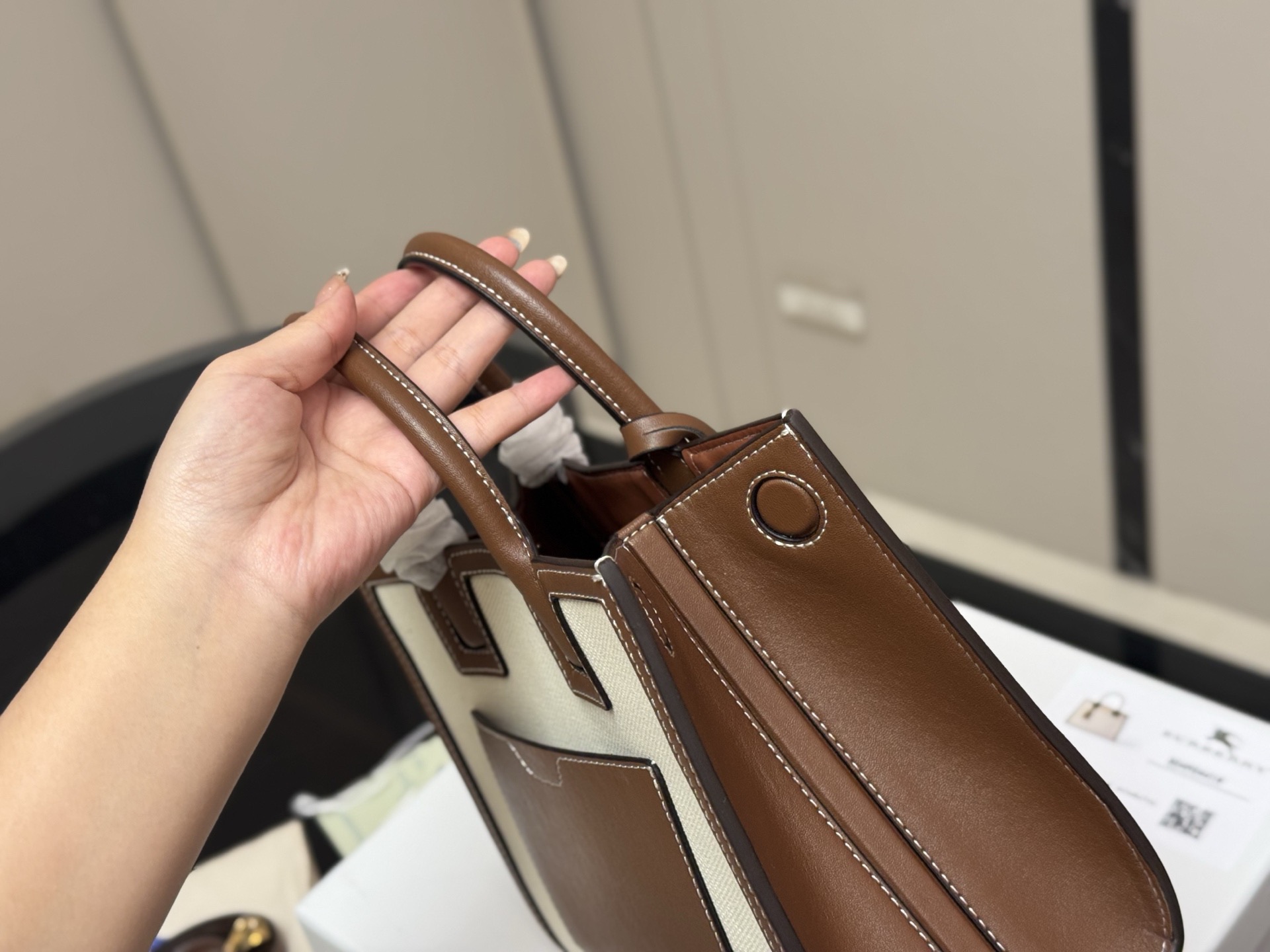 &yen;195 配盒 牛皮 size：27*21cm 巴宝莉 Frances 帆布拼皮 非常Chic！ 自带vintage气质！ BurberryFrances包美是一种态度，我们要活成最好的样子！