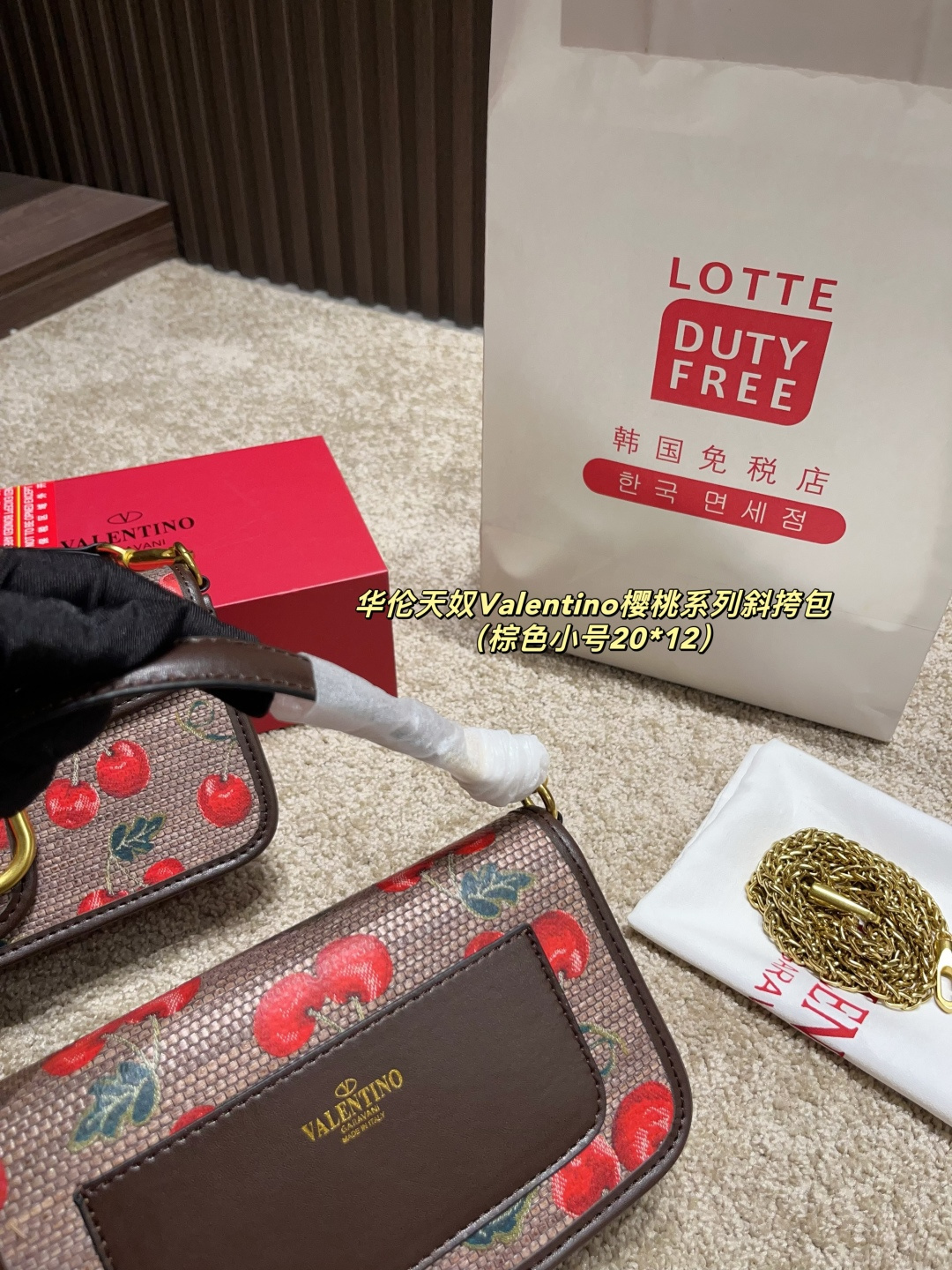 大号p175配盒⚠️尺寸26.12 小号p170配盒⚠️尺寸20.12 华伦天奴Valentino樱桃系列斜挎包 春夏系列 ，丰富的色彩、复杂的图案和多层次的材质，打造出强烈的视觉冲击，Freen轻松驾驭，优雅又性感~传递出春夏季节的浪漫与活力，为品牌注入新的活力！