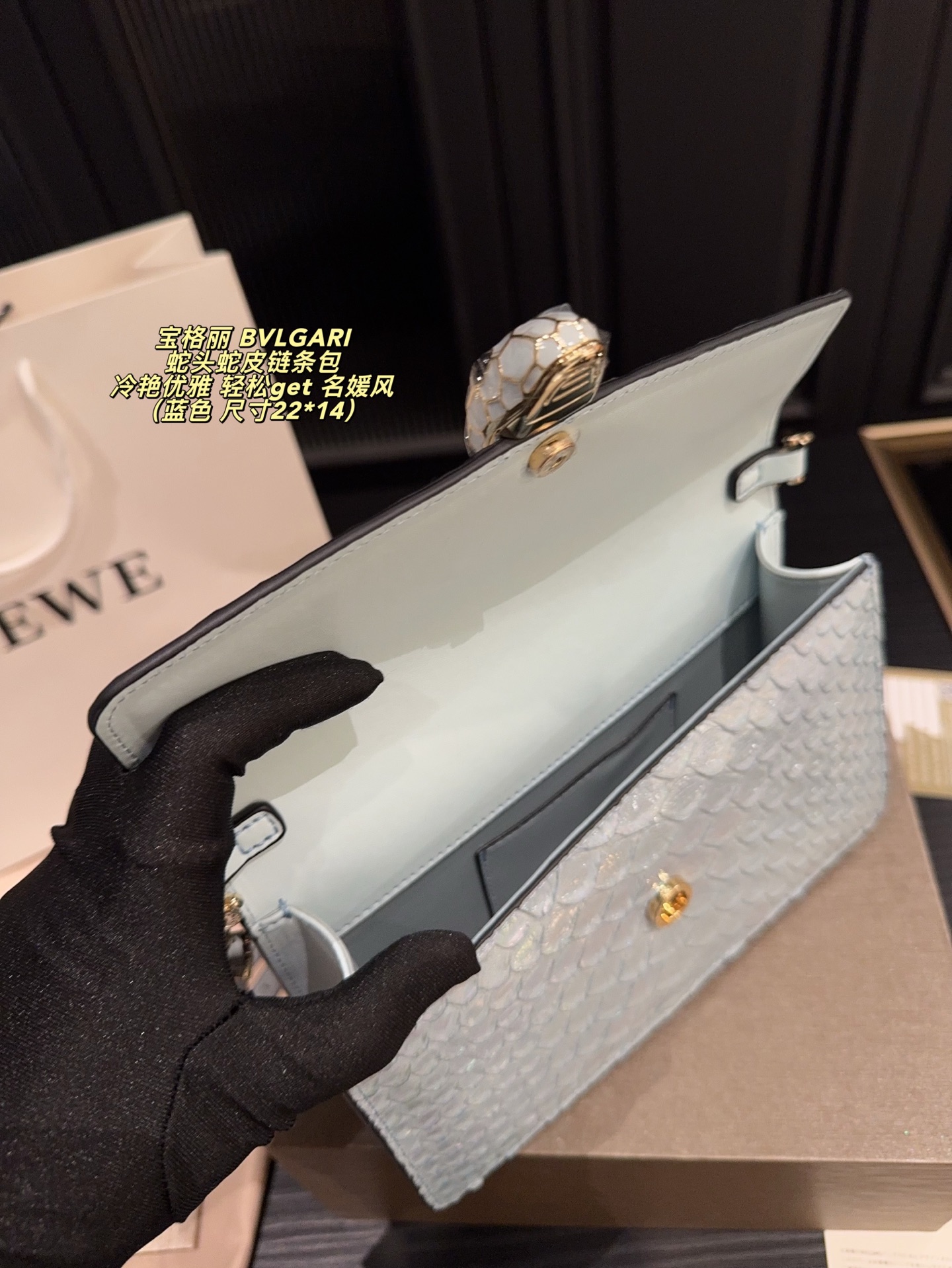 P215 配折叠盒⚠️尺寸22*14 宝格丽 BVLGARI 蛇头蛇皮链条包 冷艳优雅 女神都爱背的宝格丽蛇头包 轻松get 名媛风 包包实物材质细节做的很有质感 蛇头锁扣是珐琅材质 搭配的宝石拼色给整只包增添了神秘高级感