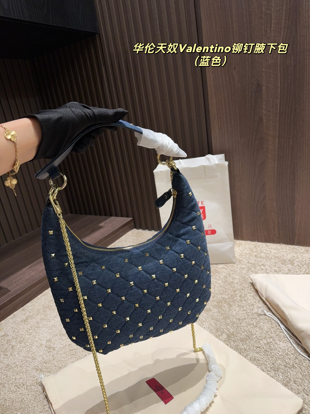 p160配折叠盒⚠️尺寸16.19 华伦天奴Valentino铆钉腋下包 超经典的华伦天奴铆钉包,永不过时的时尚单品!💖每一款都超美,经典百搭,时尚度满分~✨