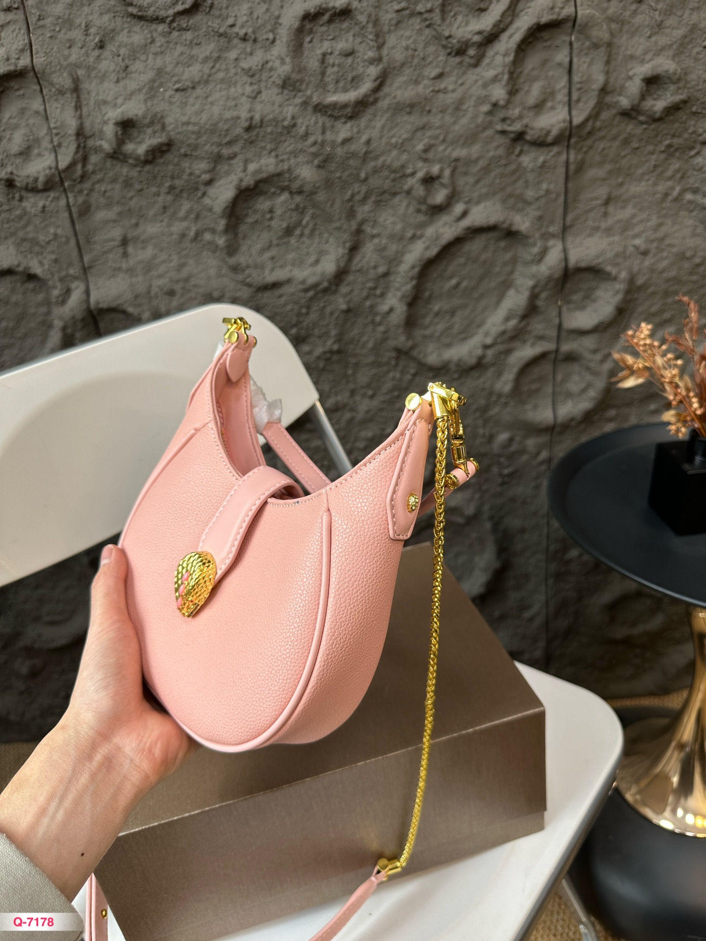 💰220 配折叠盒 宝格丽短肩带腋下背!荔枝纹牛皮金属长肩带可以斜挎!就算腋下包的风过去了还可以继续斜挎!摩登时髦简约! 我个人非常喜欢的链条提手十 宽肩带设计,链条斜挎包也炒鸡可爱!鲜艳的配色!小小的个头!很难说不爱!尺寸19.14cm