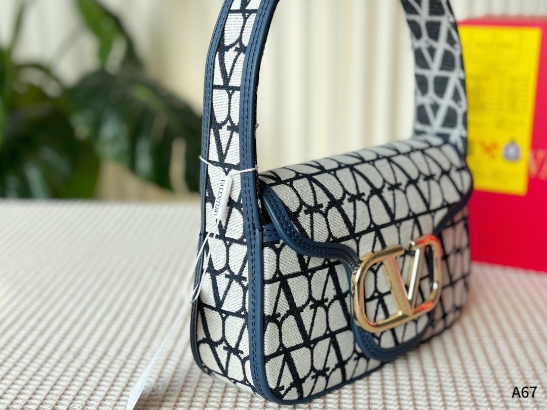 💰135 折叠礼盒包装 🌟Valentino 华伦天奴Loco 绝美仙女必备 也太好看了叭 手提单肩都🉑 解锁时尚魅力 可盐可甜 做整条街最靓的女孩👩🏼&zwj;🦱 尺寸：23-7-13