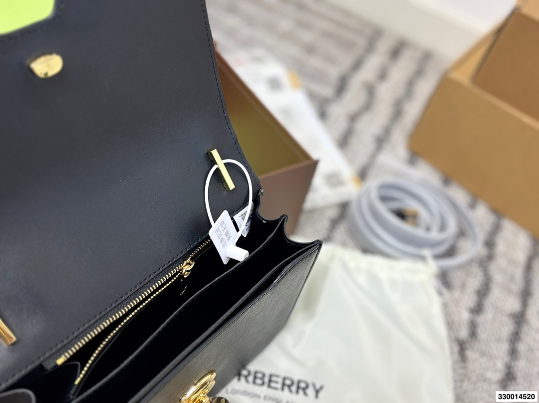 p170 配礼盒 Burberry巴宝莉TB金扣豆腐包 白色超美太适合春夏了 尺寸22.15