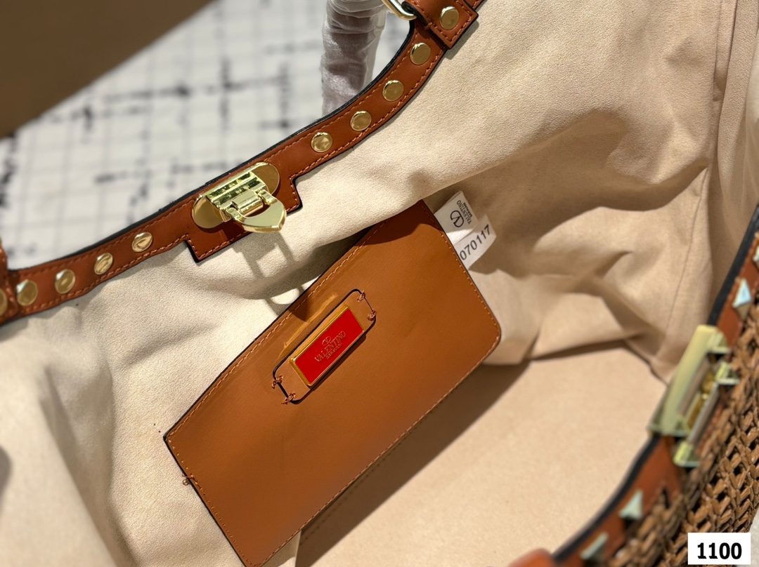 P190 Valentino 华伦天奴编织包24春夏浓浓的度假风，却也适合日常觉得这样的包包得有一个，毕竟，海浪、沙滩，没人想拒绝# 尺寸：31 29