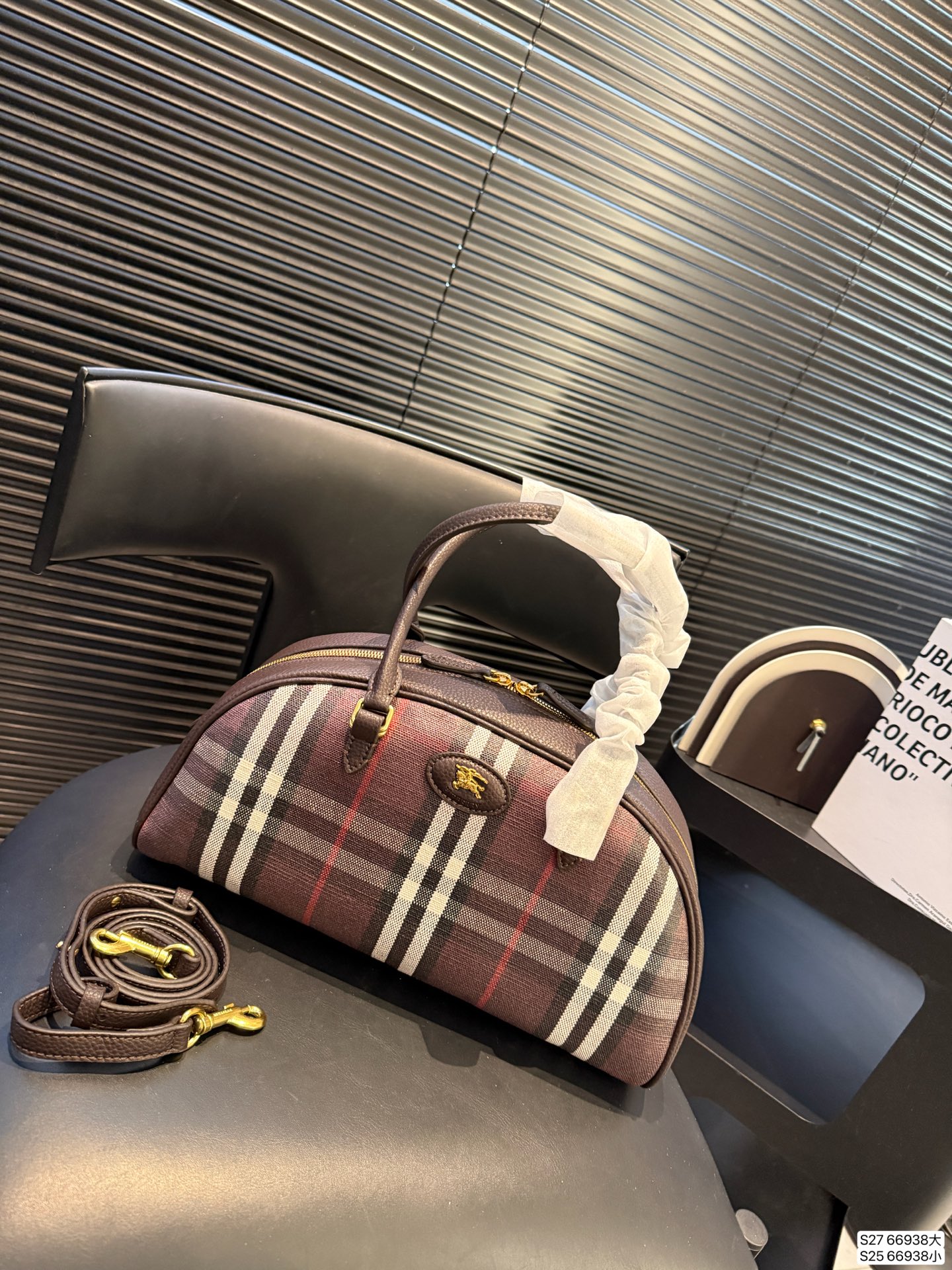 大号P185小号P175 巴宝莉一眼沦陷的复古优雅 救命!包包也太戳我心巴了吧🥰 经典的格纹元素,搭配复古的贝壳包型,真的是把优雅刻进了DNA里! 它的容量也超棒,日常出门需要带的手机、口红、粉饼什么的,都能轻松装下。而且还有长肩带,可以手提尺寸大34 18 小19 13 货号66938