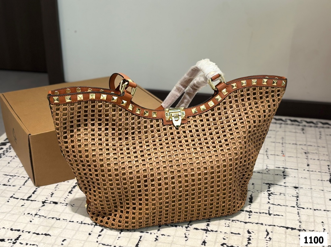 P190 Valentino 华伦天奴编织包24春夏浓浓的度假风，却也适合日常觉得这样的包包得有一个，毕竟，海浪、沙滩，没人想拒绝# 尺寸：31 29