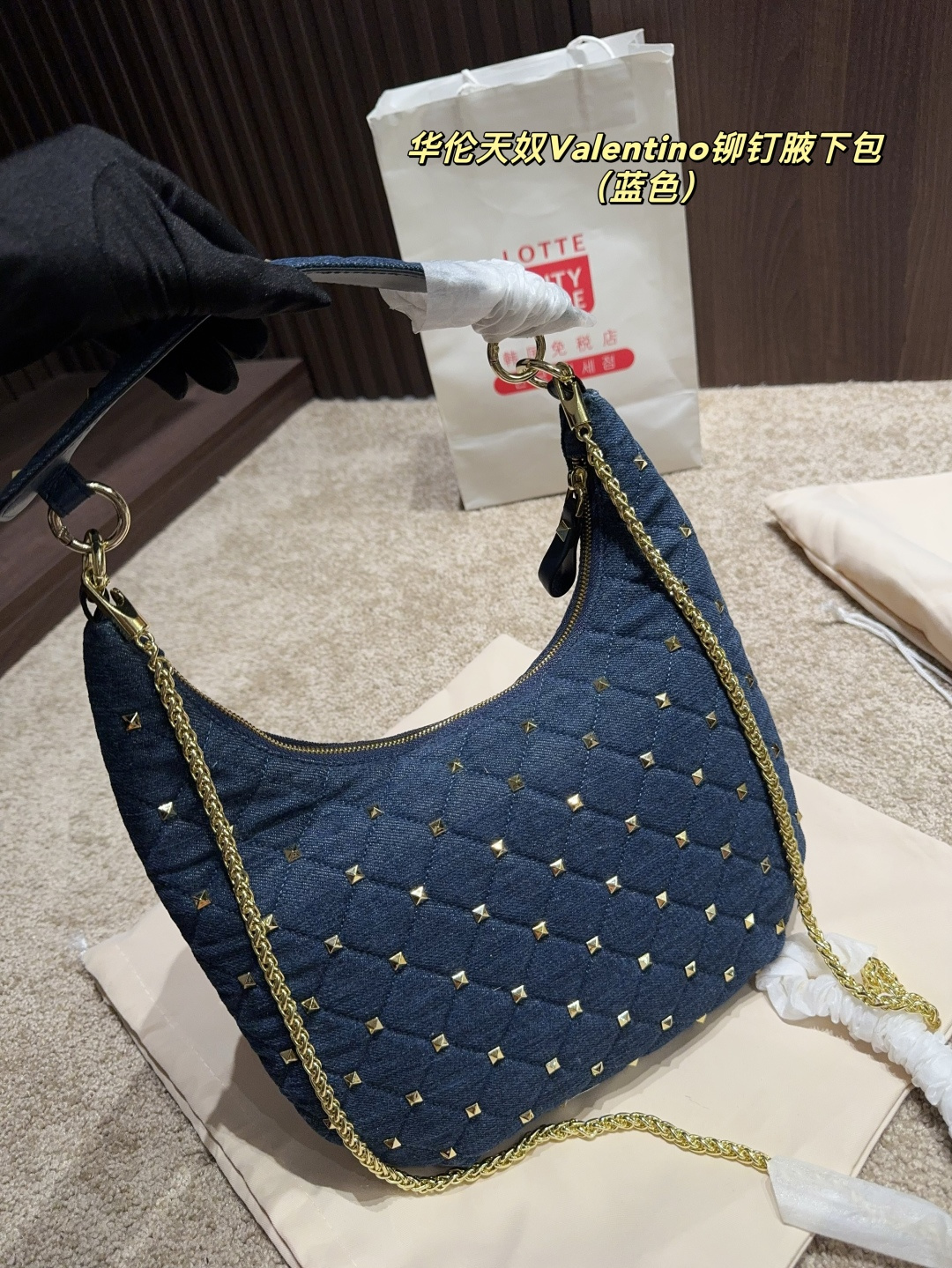 p160配折叠盒⚠️尺寸16.19 华伦天奴Valentino铆钉腋下包 超经典的华伦天奴铆钉包,永不过时的时尚单品!💖每一款都超美,经典百搭,时尚度满分~✨