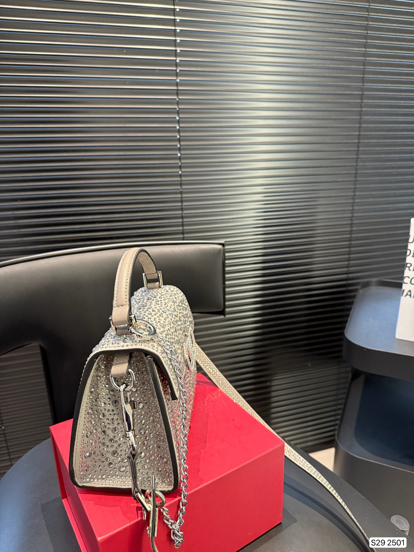 P195 配折叠盒子 valentino vsling 满钻托特包 华伦天奴一款手提包，连接肩带的话，可以作为单肩包 或斜挎包使用 包包正面的V标华伦天奴特有的标志 高级感 时髦 good #华伦天奴尺寸：19 14 货号2501