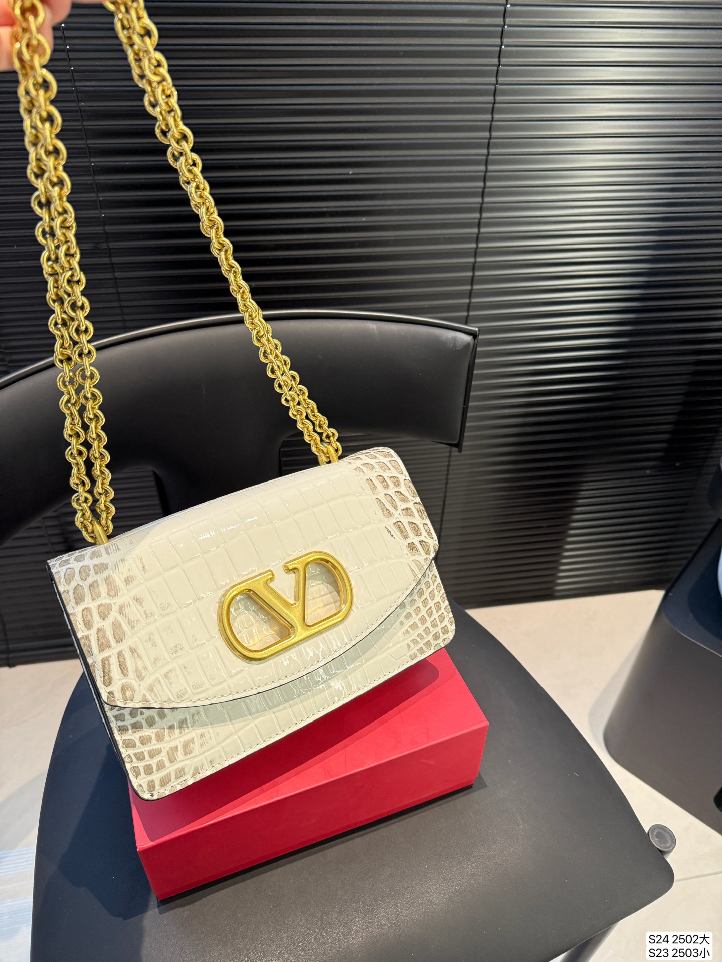 大号P170 小号P165 配折叠盒子 华伦天奴链条包Valentino SS25 Vain系列链条包打造简约复古风尚光面牛皮革触感高级金属吸扣开合方式 珠宝盒般使用感受#华伦天奴valentino #复古 # 尺寸：大号24 15 小号19 12 货号大2502 小2503