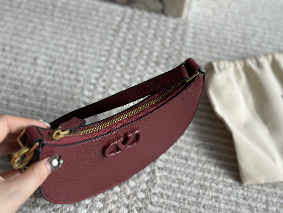 P175 折叠礼盒 Valentino 华伦天奴Loco 绝美仙女必备 也太好看了叭 手提单肩包 解锁时尚魅力 可盐可甜 整条街最靓的女孩 尺寸 20 13cm