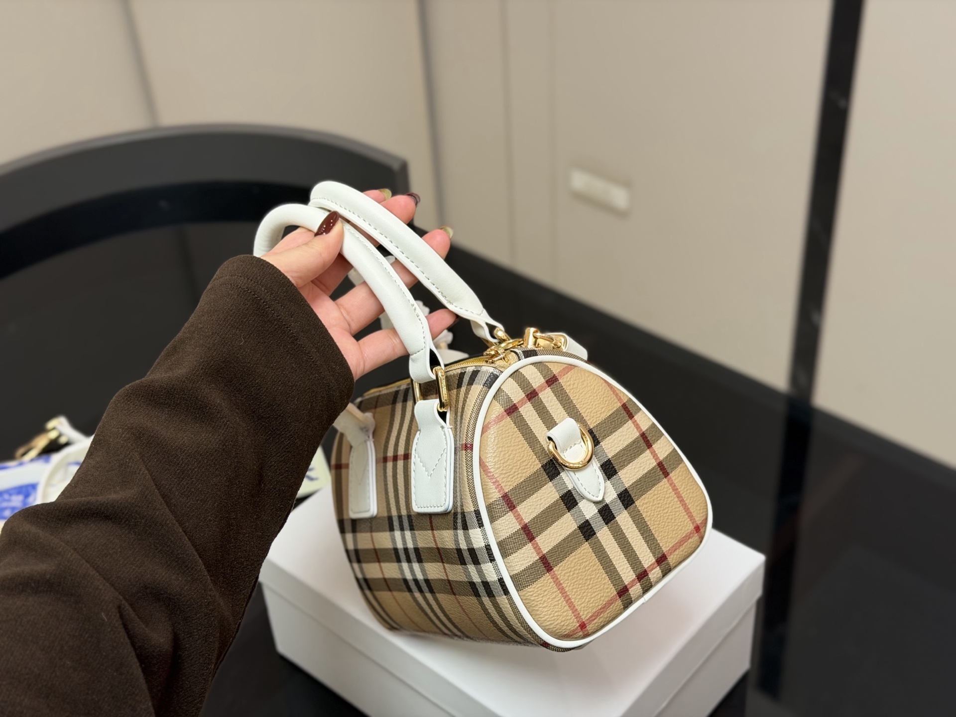 ¥160 配盒 size:20.13cm 巴宝莉|敲可爱的枕头包~ 多配色、手提斜挎随心搭配~