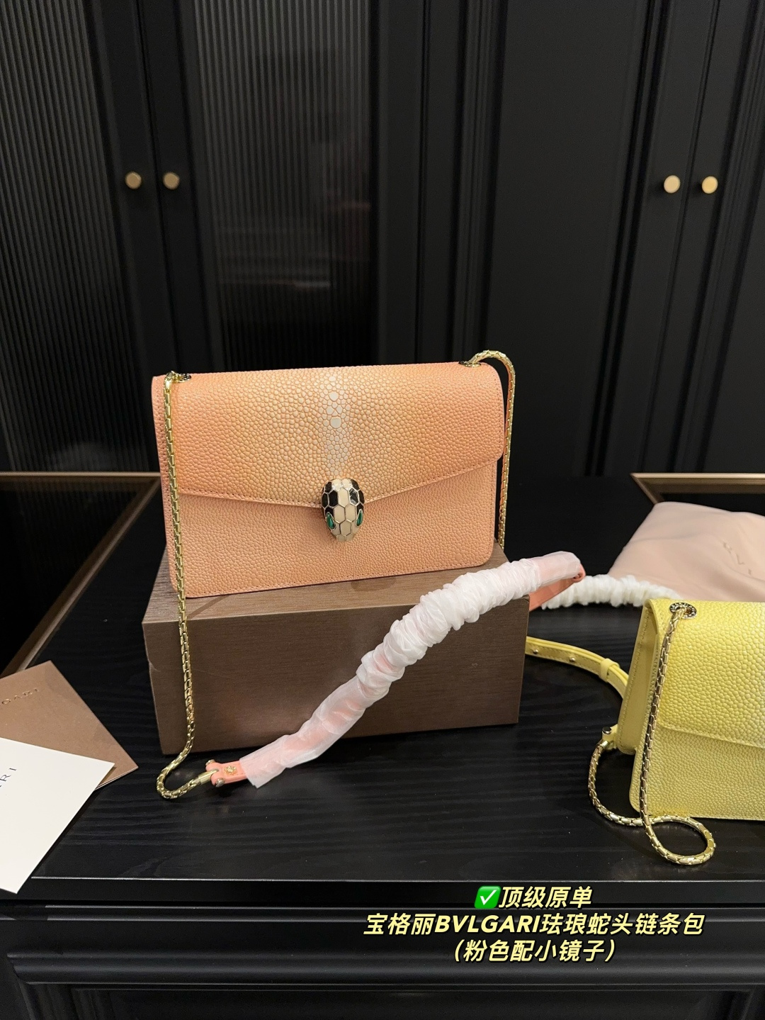 ✅顶级原单P205配折叠盒⚠️尺寸22.14 宝格丽BVLGARI珐琅蛇头链条包 🧜🏻&zwj;♀️珍珠鱼皮也是 BVLGARI 包包的标志性皮质，皮质表面像一颗颗细密的珍珠⭐️，还带有点珠光闪烁💡的视觉效果，细节部分也是做的精致，色泽鲜亮。🙌🏻 这个颜色一年四季都可以背！因为是稀有珍珠鱼皮，所以特别闪！🌟