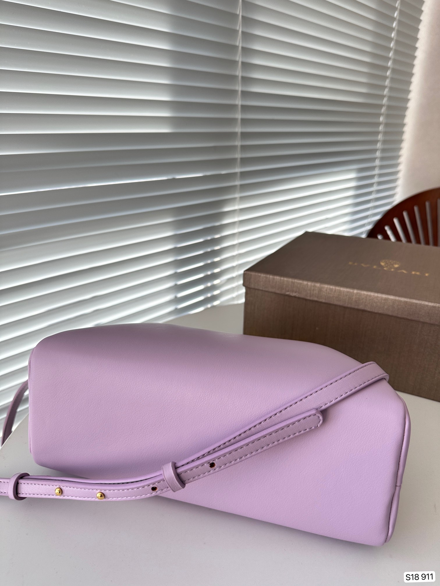 P140 配盒子 酷女孩必备单品甲宝格丽蛇头包 哇塞～这金属蛇形手柄高级感满满 拽拽的金色搭配， 既可手提也可肩背、斜挎 神秘而又酷炫，让人着迷 尺寸：28 14 货号911