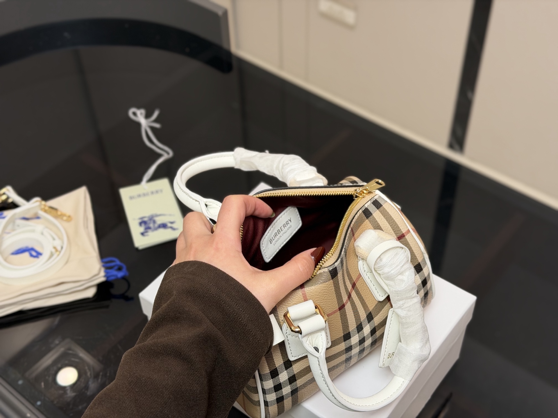 ¥160 配盒 size:20.13cm 巴宝莉|敲可爱的枕头包~ 多配色、手提斜挎随心搭配~