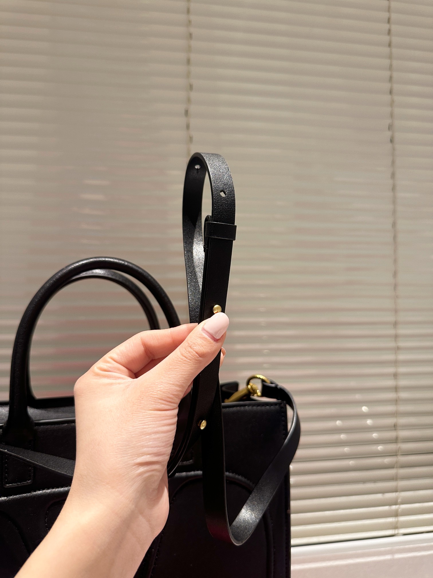 P190 配礼盒🎁 华伦天奴VALENTINO女士 托特包 Valentino Letter Bag 来自Valentino 的信袋。新赛季刚刚到来。 尺寸 31.27