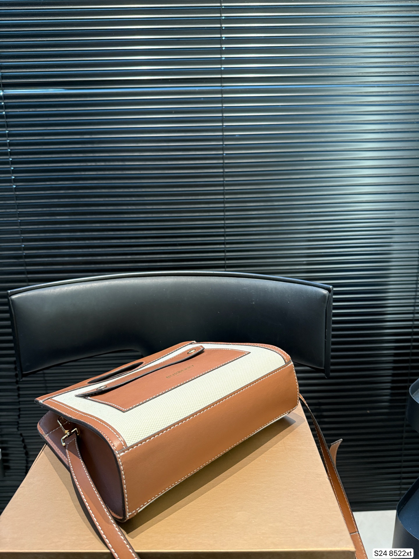 P170 配折叠盒 这款包包算是Burberry家的爆款啦‼️白棕双拼,满满的复古文艺风,又有一种优雅的高级感,更是时尚达人明星街拍的常客了~ 尺寸23 22 货号8522