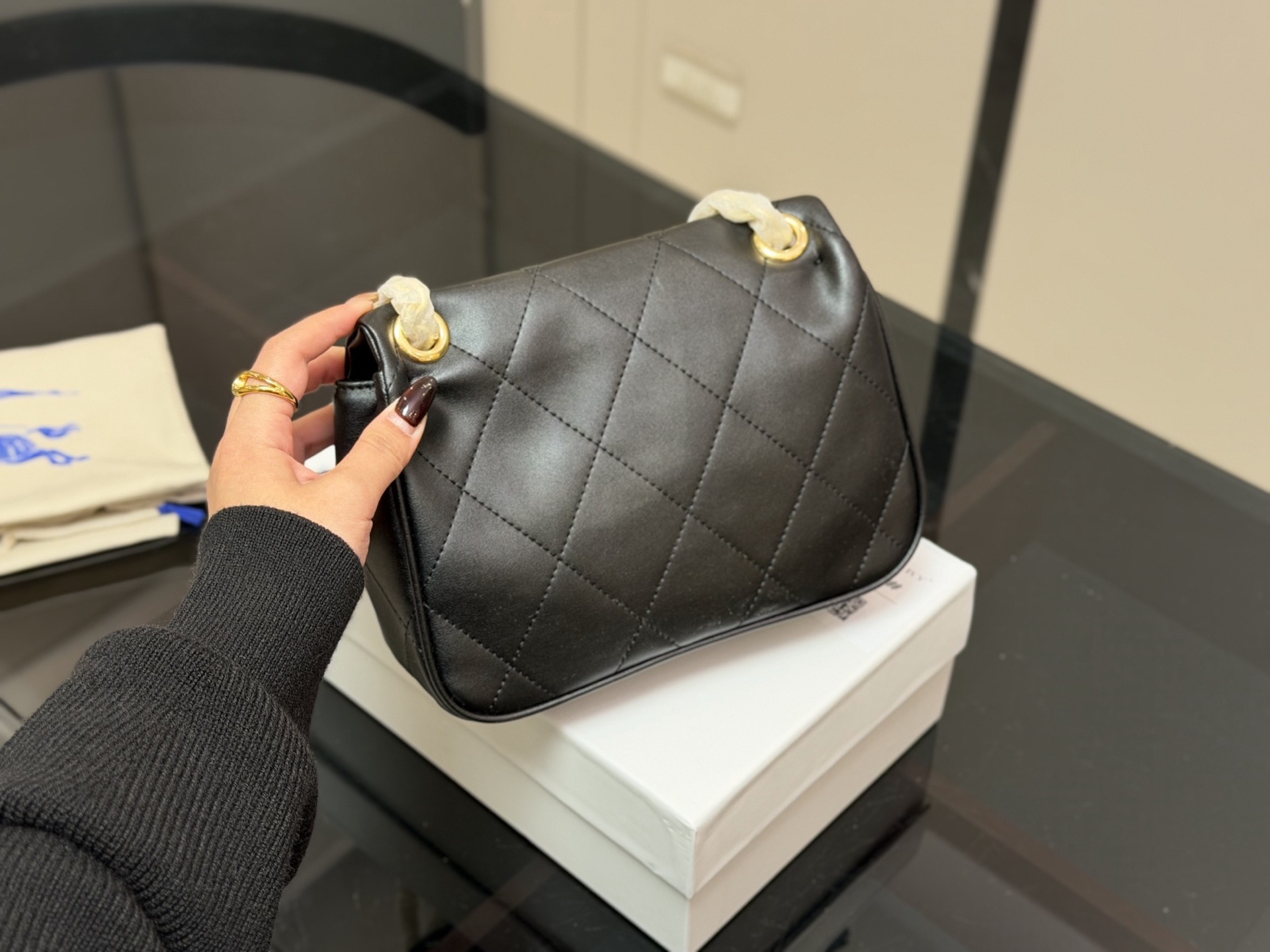 &yen;190 配盒 size：23*17cm 巴宝莉Lola 新品链条包 皮质加上珩缝工艺 写满了高级！ 和我的基础款怎么搭都好看！