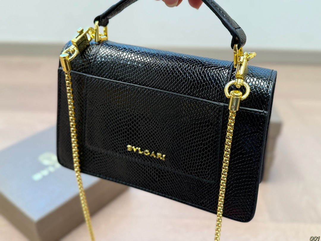 ¥130配盒 宝格丽 Bvlgari蛇头包 ⚠️顶级原单 不愧是开挂般的存在 包身轻便 百搭 给予满满的高级感 尺寸19 12