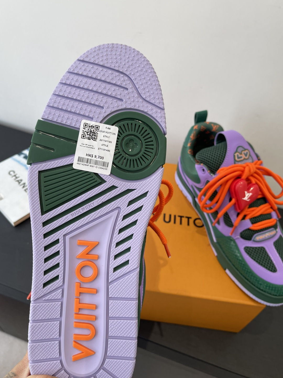 400💰新版面 Louis Vuiton路易威登 Skate系列面包鞋滑板鞋 运动鞋（配饰➕60❗️） LV Skate从2020年开始延续The View专业滑板鞋款，这种风格延续了90年代肥大的版型。设计师们添加了俏皮的元素，例如开放式网面鞋舌和向Axion、es和DC致敬的夸张鞋带。这款LVSK8运动鞋不同于典型的滑板鞋，它采用牛巴革制成，带有TPU饰边和Monogram纹理。最后，还有鞋跟和鞋舌上的logo以及侧面花卉图案。 面料：原版定制头层牛皮+透气网面 内里：原版进口透气网里 鞋底：原版开模tpu大底 码数：35-45