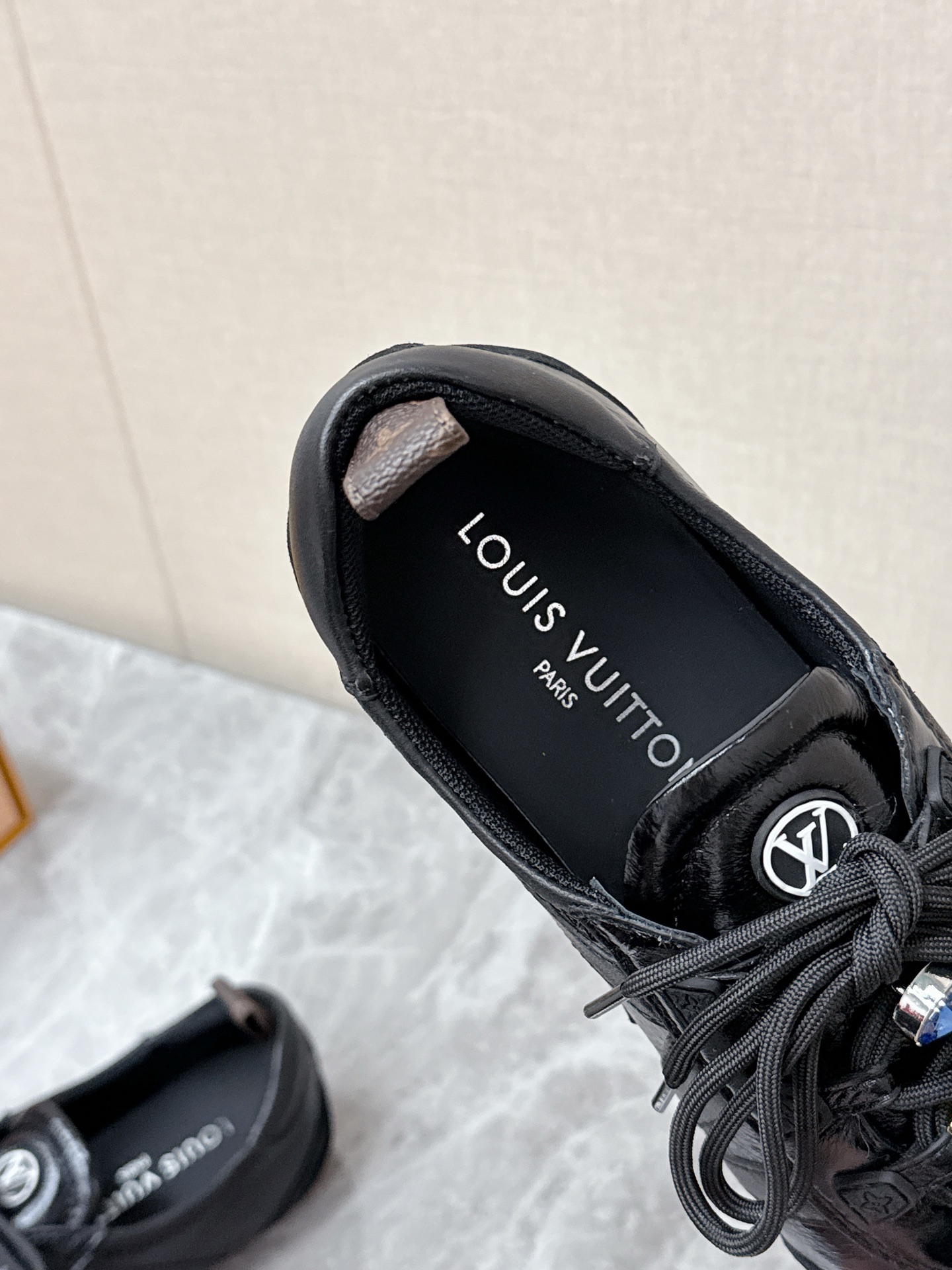 💰320 Louis Vuitton路易威登驴牌春夏Sneakerina系列 芭蕾运动鞋 德训鞋 平底鞋 原版三对购入开发完美复刻Sneakerina 芭蕾风运动鞋以丝滑绒面牛皮革塑造流畅线条 兼具芭蕾舞鞋的轻盈构型和运动鞋的舒适质感。侧面 LV 标识和Monogram 帆布后袢带丰富细节,Sacchetto 工艺和 TPU 外底升级轻柔穿着体验 底厚:1.5CM 面料: 原版定制进口头层牛皮 内里:原版定制透气网里鞋底:原版开模注塑TPU材质Size: 35-42(41 42定制)