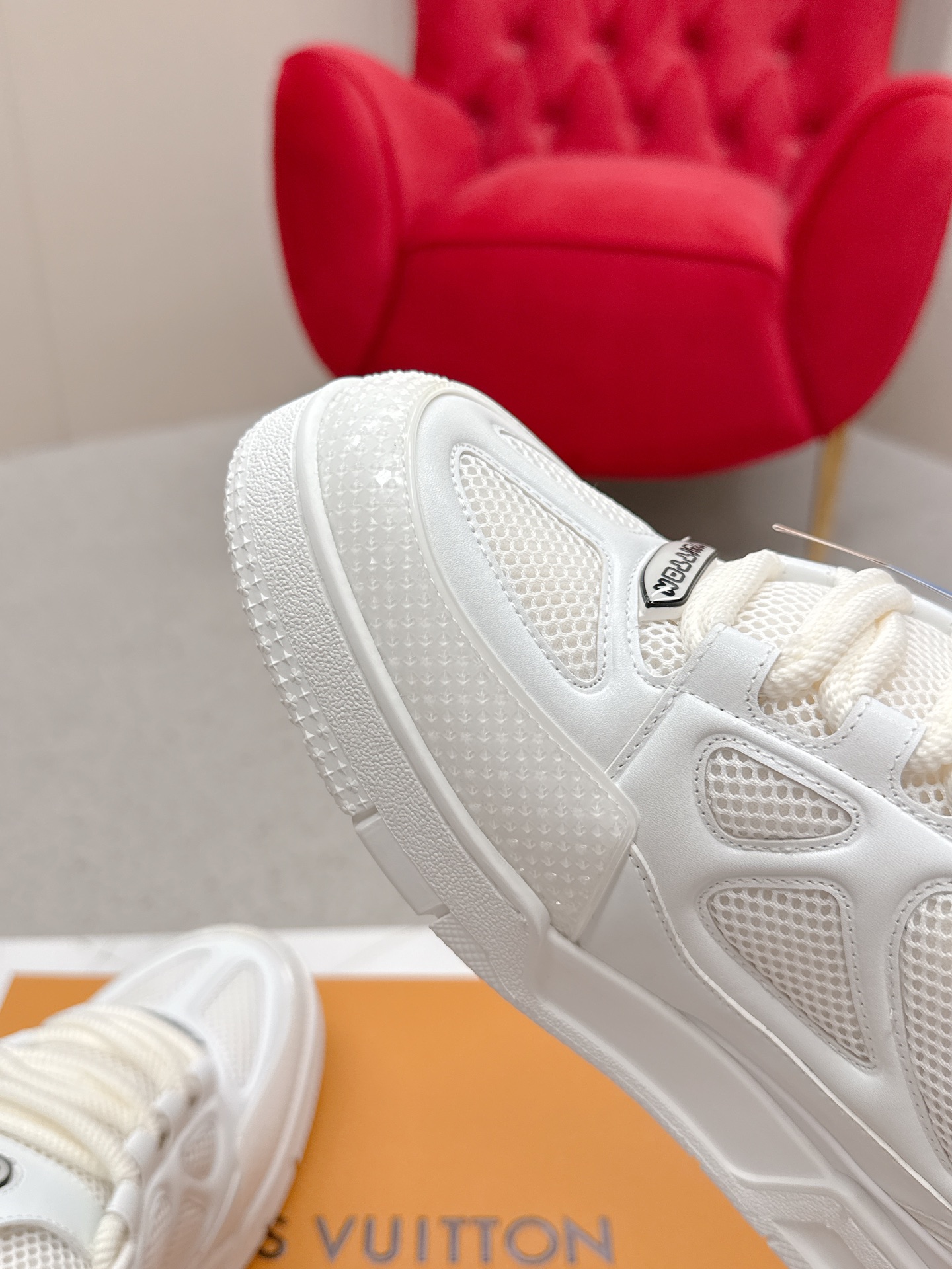 🅿️ 💰 360 Louis Vuiton&middot;路易威登🍀 🍀 LV Skate系列面包鞋-滑板鞋-篮球鞋-休闲运动鞋 顶级版本🔝原版购入开发做货👍🏻[烟花]LV Skate从2020年开始延续The View专业滑板鞋款，这种风格延续了90年代肥大的版型。设计师们添加了俏皮的元素，例如开放式网面鞋舌和向Axion、es和DC致敬的夸张鞋带。这款LVSK8运动鞋不同于典型的滑板鞋，它采用牛巴革制成，带有TPU饰边和Monogram纹理。最后，还有鞋跟和鞋舌上的logo以及侧面花卉图案。 ☑️ 面料:原版定制头层牛皮+透气网面 ☑️ 内里:原版进口透气网里 ☑️ 码数:女35-40 男39-44（女41男45.46订制 不退换）