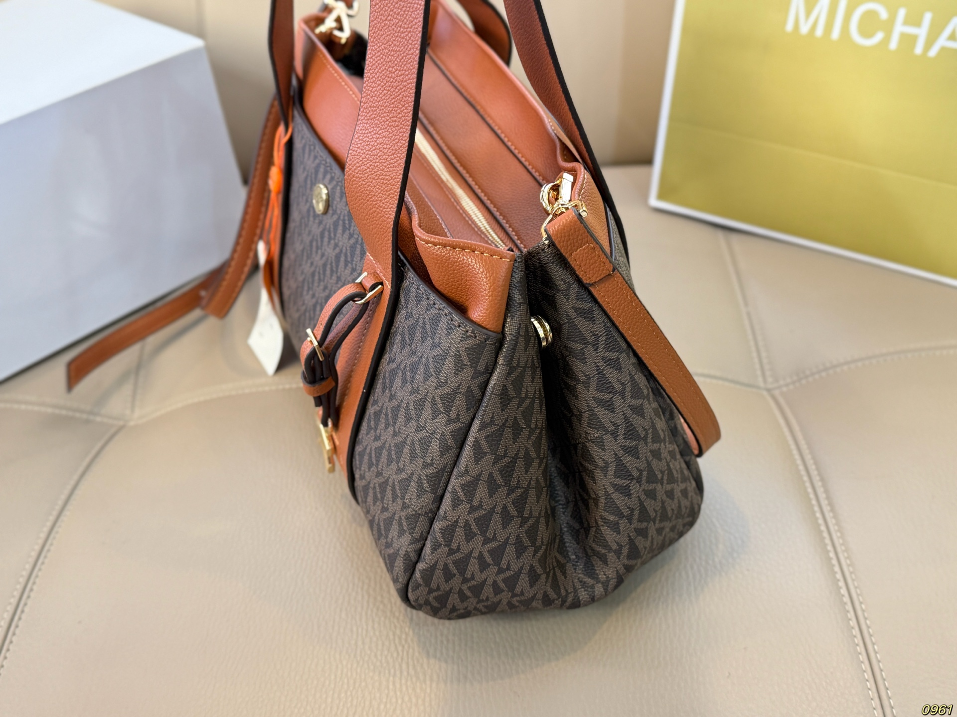 &yen;165折叠盒 MK手提包托特包 简直无法拒绝 超显气质 高级感十足 集美必入款 尺寸32 18