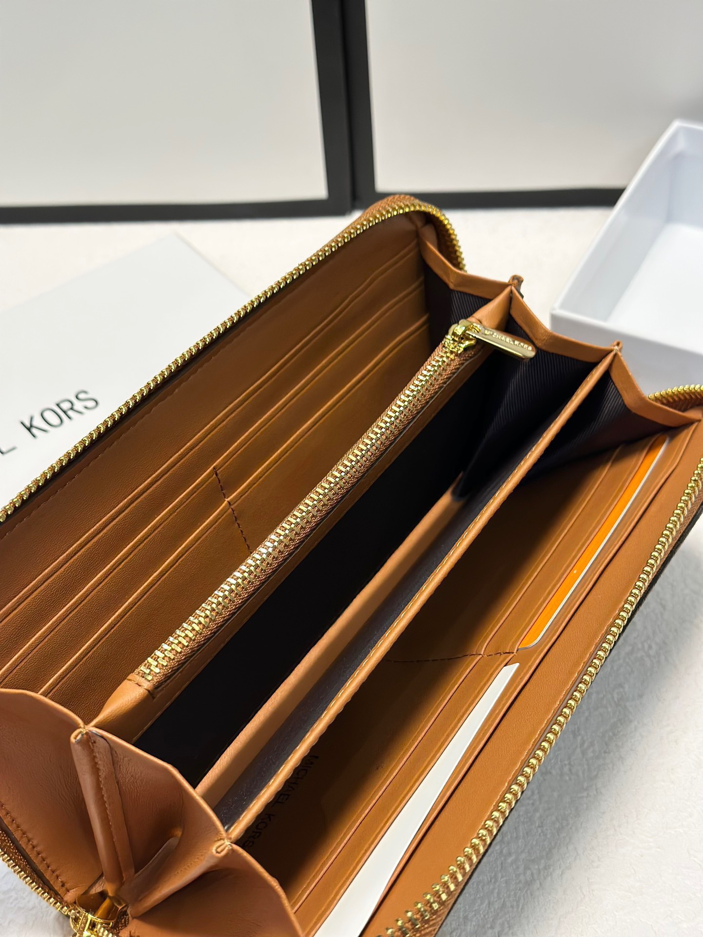 P95🎀🎀颜色 咖🎀尺寸 19x10🎀实拍MK✨优质牛皮🐂手感一流👏时尚设计💋潮版百搭,简约大方,经典永不过时💍单拉链钱包