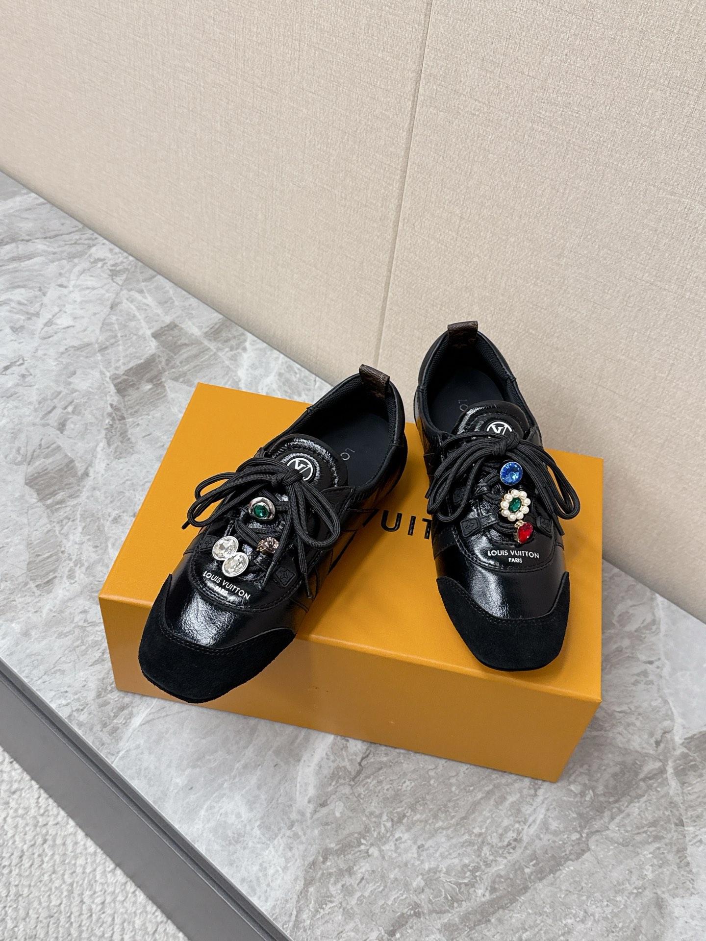 💰320 Louis Vuitton路易威登驴牌春夏Sneakerina系列 芭蕾运动鞋 德训鞋 平底鞋 原版三对购入开发完美复刻Sneakerina 芭蕾风运动鞋以丝滑绒面牛皮革塑造流畅线条 兼具芭蕾舞鞋的轻盈构型和运动鞋的舒适质感。侧面 LV 标识和Monogram 帆布后袢带丰富细节,Sacchetto 工艺和 TPU 外底升级轻柔穿着体验 底厚:1.5CM 面料: 原版定制进口头层牛皮 内里:原版定制透气网里鞋底:原版开模注塑TPU材质Size: 35-42(41 42定制)