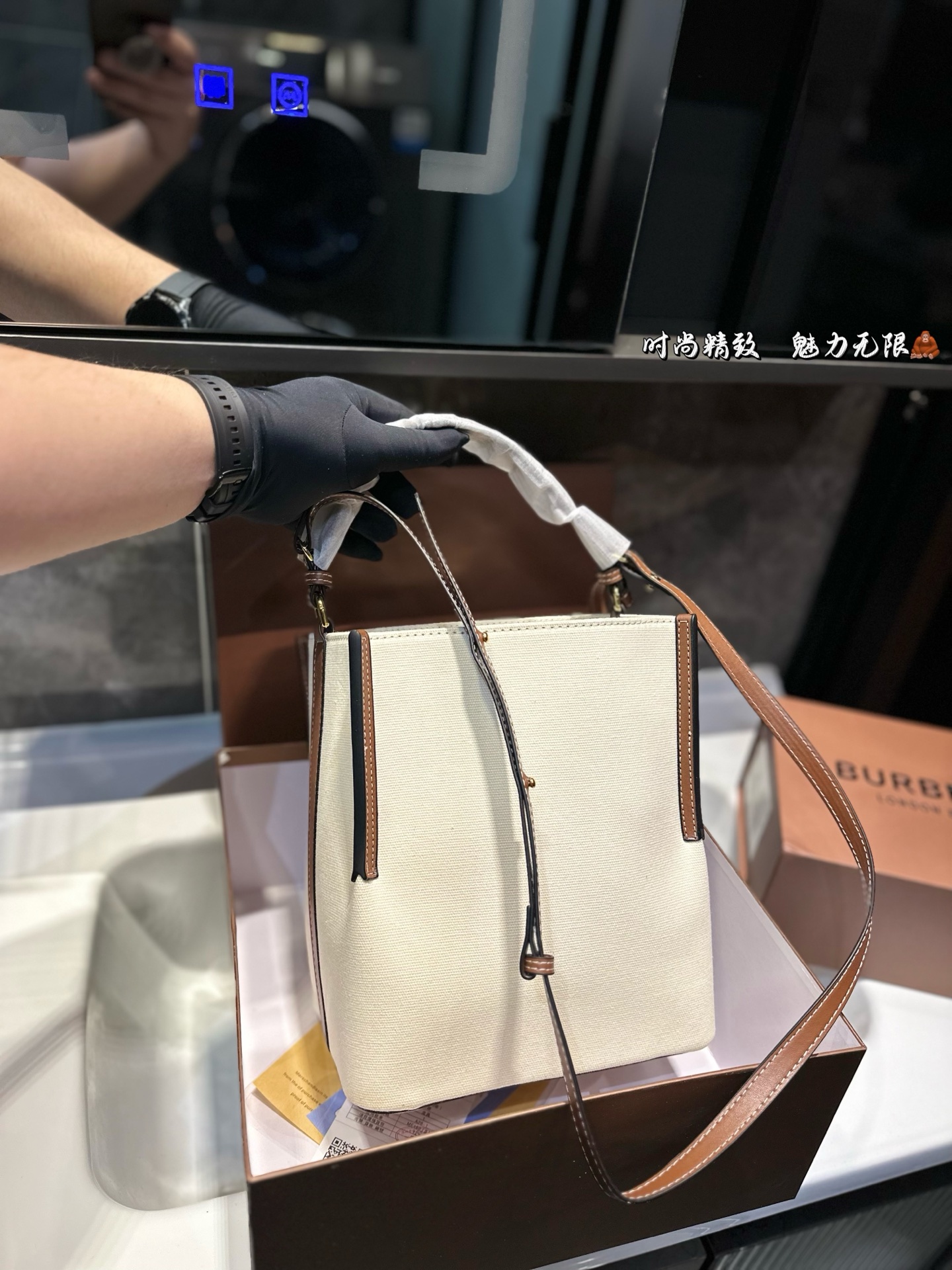 ❤️p130❤️ Burberry越来越文艺了 很久没有巴宝莉有这样心动的感觉了之前也只见过官宣照片 实物到手才发现比想象中的还要美简直一见钟情自从 Riardo tisci加入Burberry 以来搞了好多大事件！启 用新logo 开创新monogram打造全新包款 今年春夏毫不张扬低调上线的帆布系列包包 简直就是偷心多少人感叹因为这几款帆布包 也变成了不敢随便进的店新款的帆布水桶包不仅好看 造型和其他帆布包也不太一样特别的样式自带vintage气质帆布面料比全皮的看起来更有质感更特别自带文艺小清新的气息 上身搭配也是超乎想象的显气质 尺寸21*25.5cm