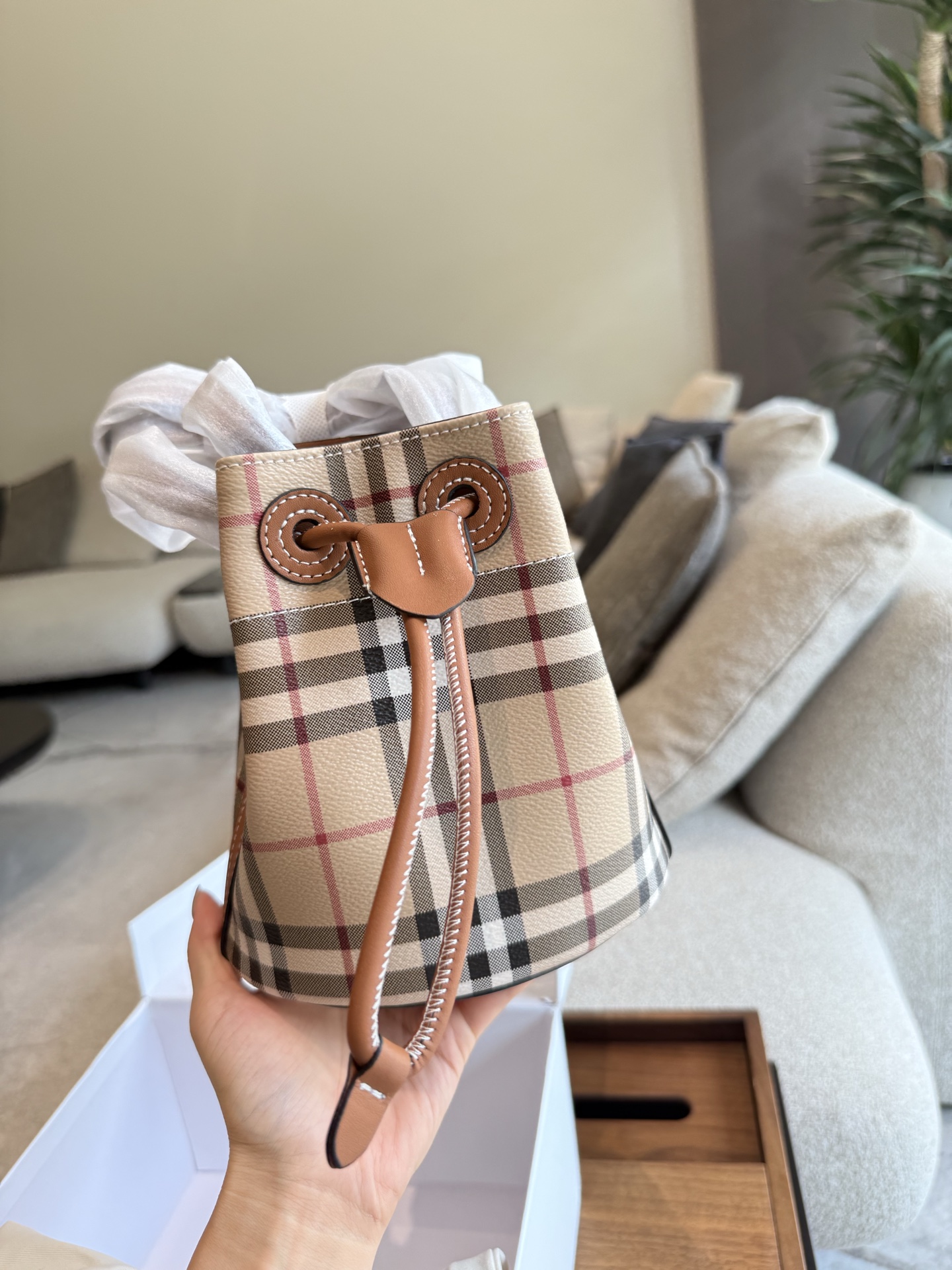 p165 年底到了。2快来-只BURBERR发财桶到发财$水桶包,选用涂层棉质混纺面料打造。于意大利工坊精制而成。 秋冬必备百搭斜挎包. 满满的高级感,时尚女士必备。 商品规格:16.5 x11x 18.5cm,肩背带最短垂直佩戴长度:48cm,肩背带最长垂直佩戴长度:54cm