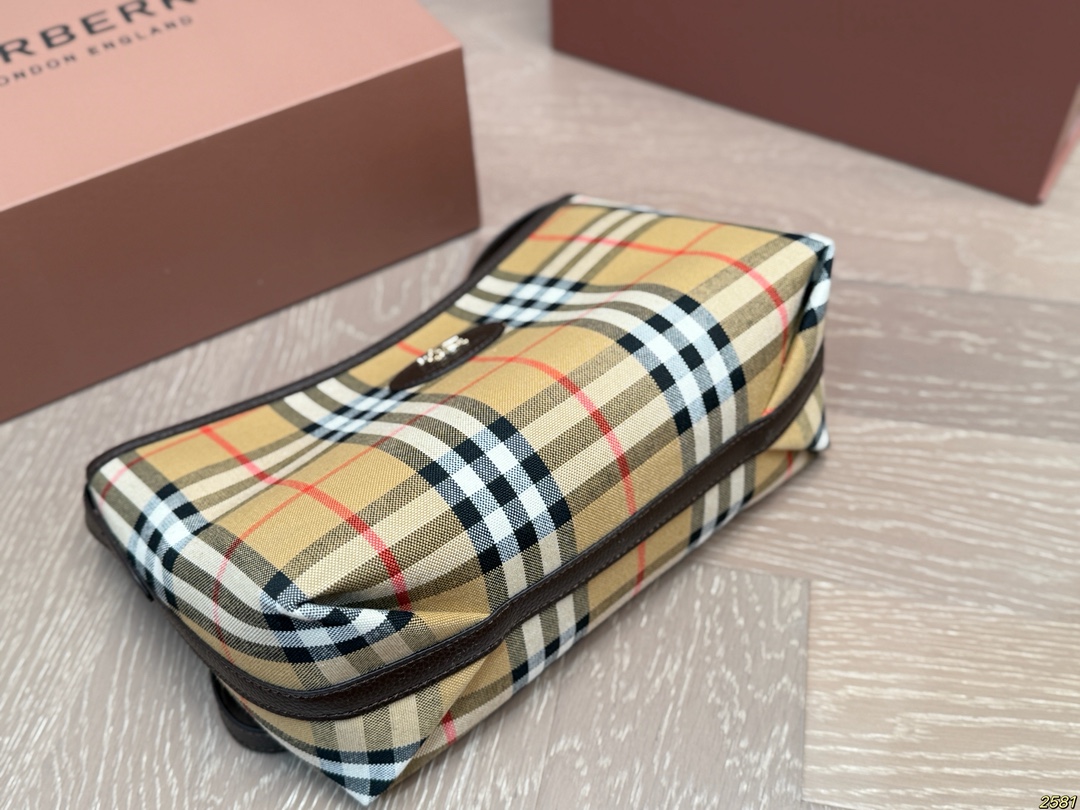 ¥125折叠盒 巴宝莉Burberry 可甜可咸 时尚潮流 轻松驾驭任何风格 尺寸24 16