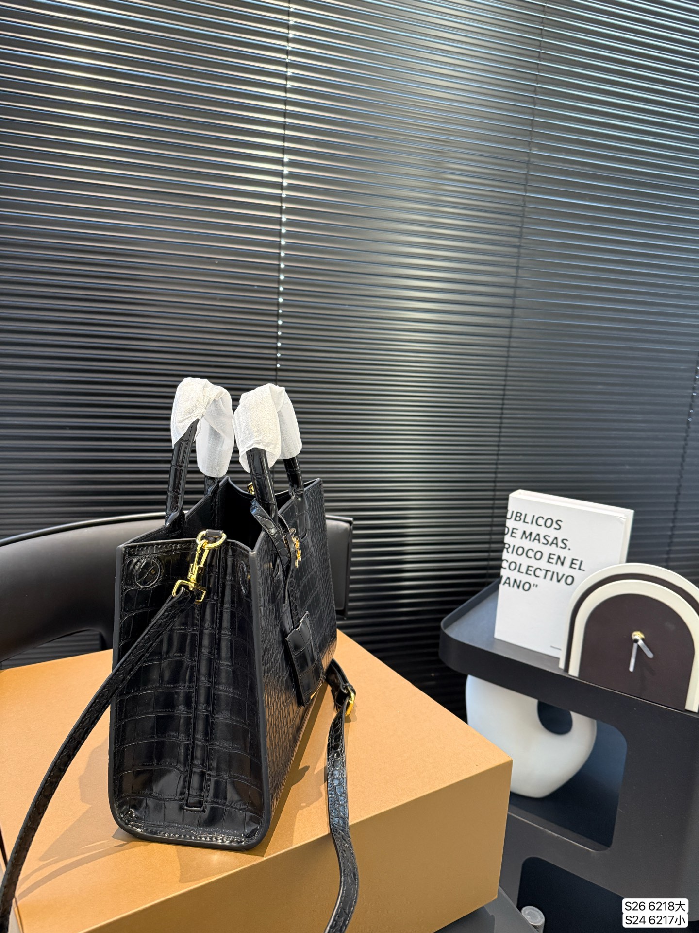 大号P180 小号P170 配折叠盒子巴宝莉Burberry |托特包 新款托特包包啊! 侧面吸口模式 手提的同时 蒂一根长肩带可以斜挎和单肩! 快来买呀 尺寸:大号33 24 小号27 21 货号大6218 小6217