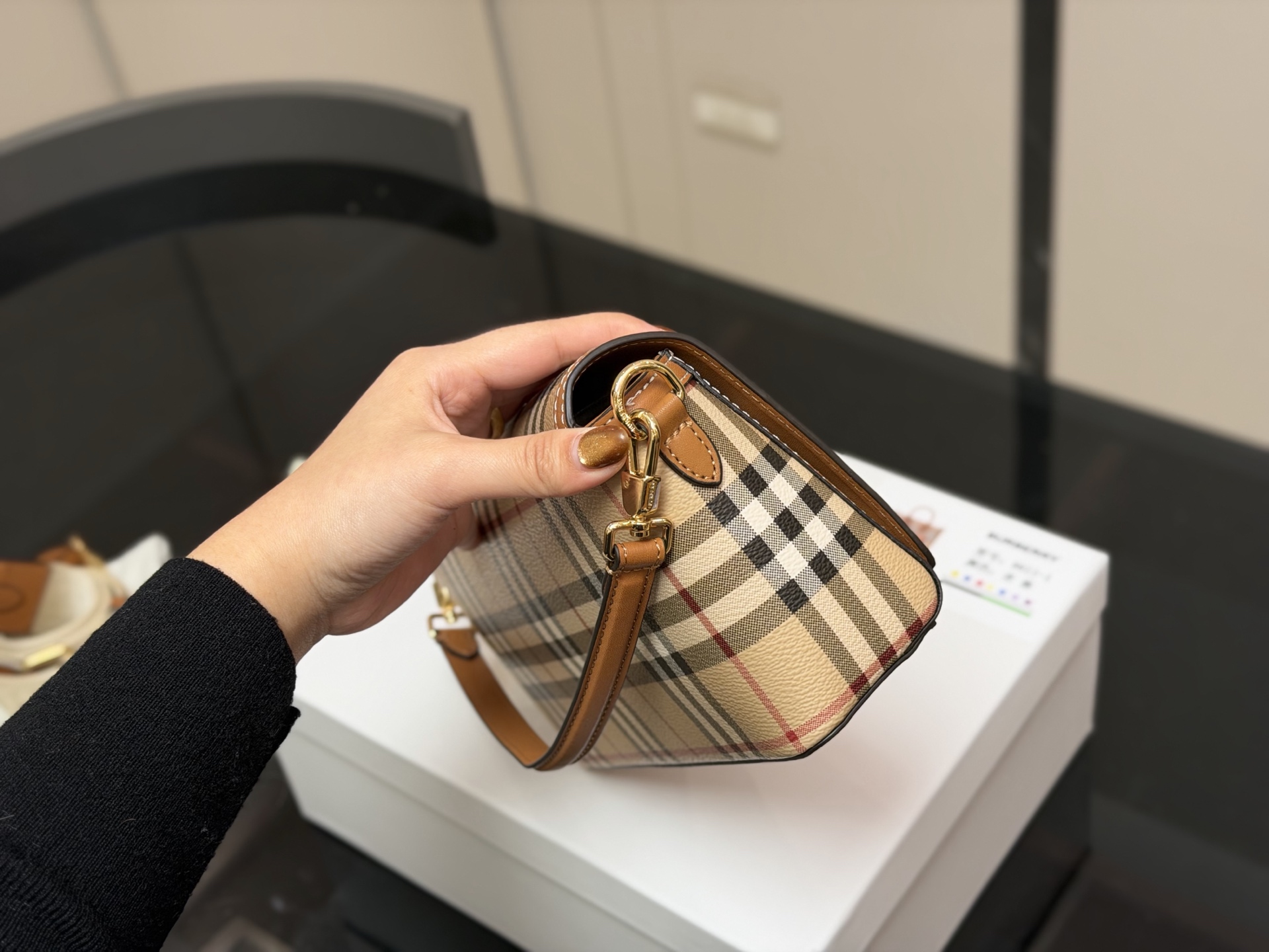 ¥170 配盒 size:24*13cm 巴宝莉帆布邮差包! 自带vintage气质。 橄榄绿看起来更有质感,更特别。