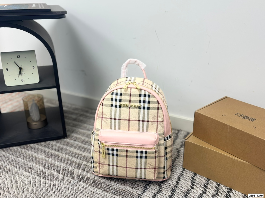 p140 尺寸32.27 巴宝莉双肩包 百搭 容量超惊人 重点是真的很轻便 设计也很简约耐看