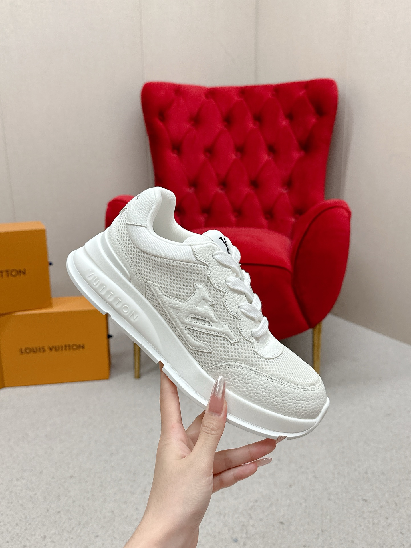 💰320 LV路易威登春夏最新款运动鞋 2025春夏新款 顶级版本‼️原版一致专柜主打最新款休闲鞋 硬货上新✨代购级别!高级感十足!国内外博主刷爆的一款,复古又时髦 增高神器 上脚美炸了!穿上满满的幸福感!官网主推款 ▪️鞋面:荔枝纹小牛皮(纹路细腻不是很粗那种)面料▪️内里:意大利进口透气纱网 ▪️大底:原版开模TPU大底▪️Size男39-44(男款45定制)