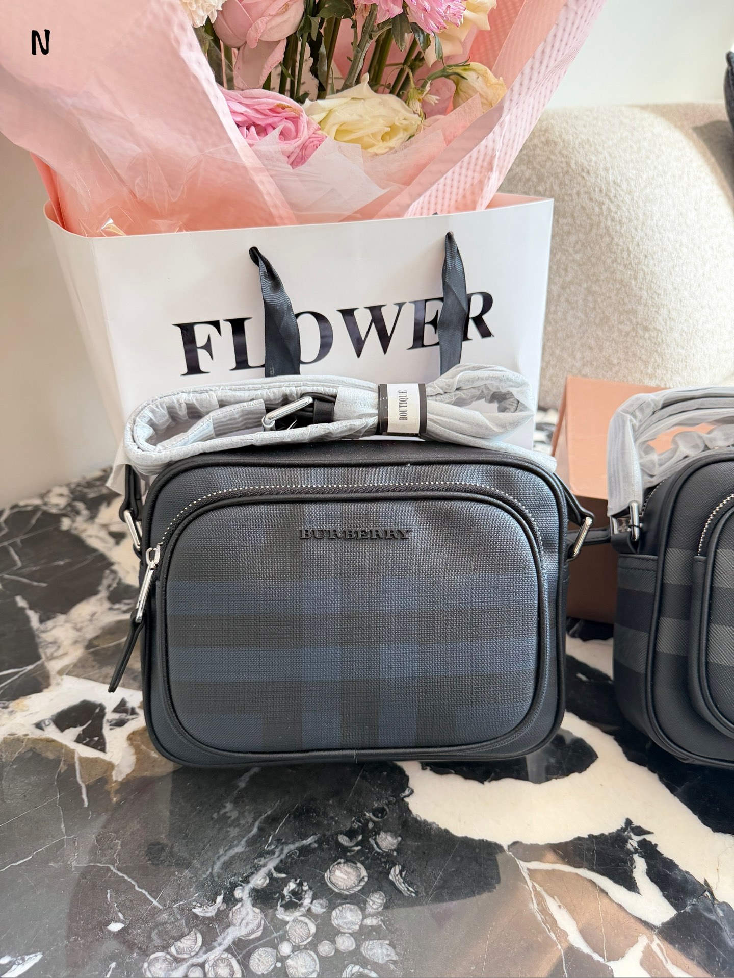 Burberry格纹相机包p190 品Burberry格纹相机包,经典深桦木棕+黑色皮革,英伦风满满!尺寸约20×17肩带可调节,单肩斜挎都OK,日常通勤或休闲出街都很适合t+。内部空间合理,手机钱包轻松收纳,实用又时髦。格纹设计辨识度超高,低调又有质感,是男士穿搭加分项,四季都能用,送礼也很有品味节。