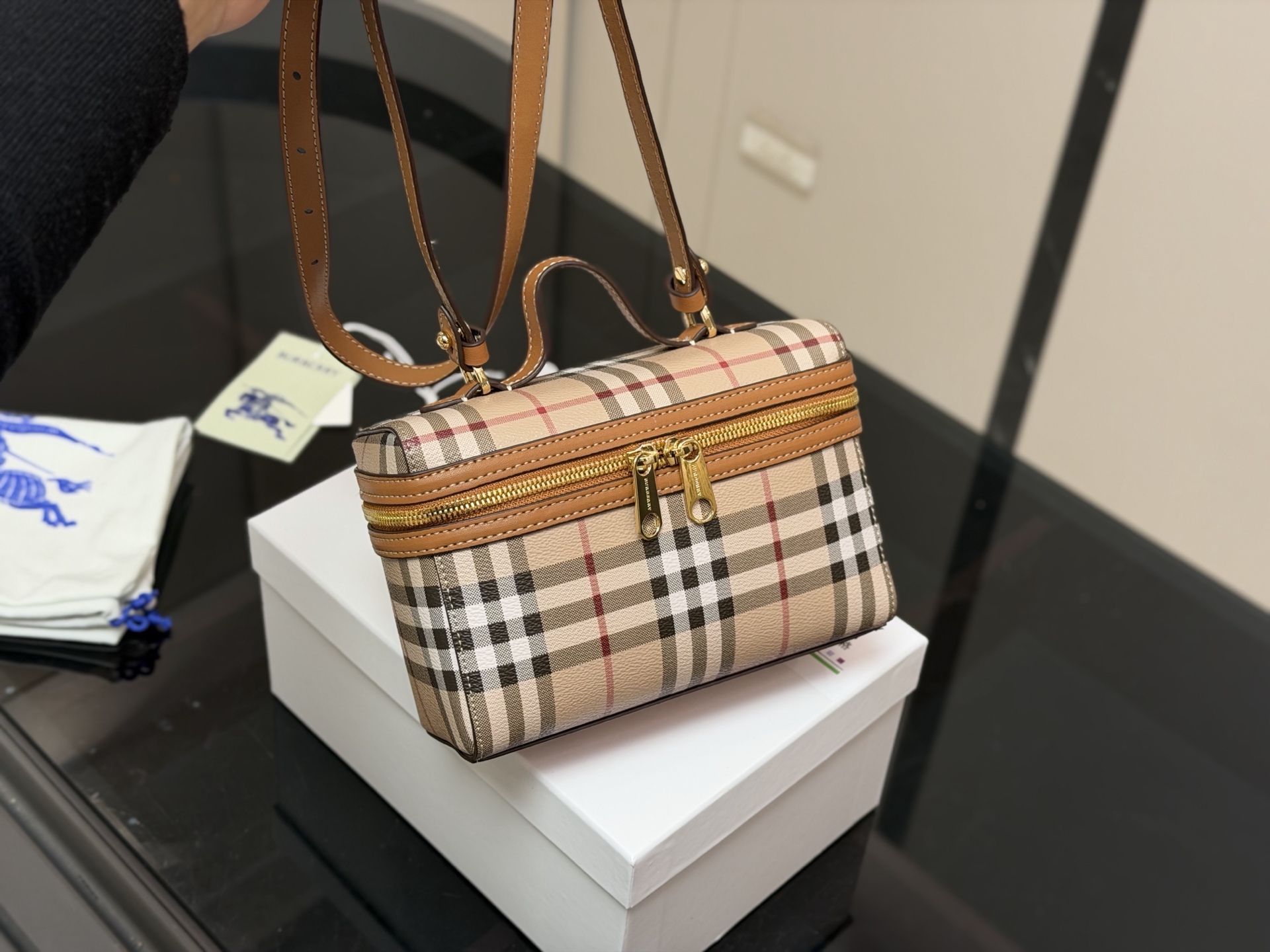 ¥170 配盒 size:19.13 巴宝莉 LP小盒子包 性价比超高的一只格纹小盒子 真的好可爱呀 可甜可盐太可爱啦! 可以手拿可以肩背长度刚刚好