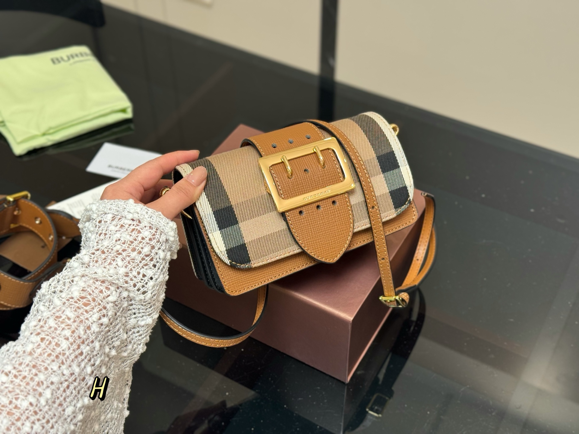 &yen;170 配盒 尺寸：19.5*10*8cm 💜BURBERRY💯 巴宝莉 原单货 搭配双肩带 ⚠️一宽一细 臻选考究的马勒牛皮配原厂帆布精制而成 超级讲究哦！！！