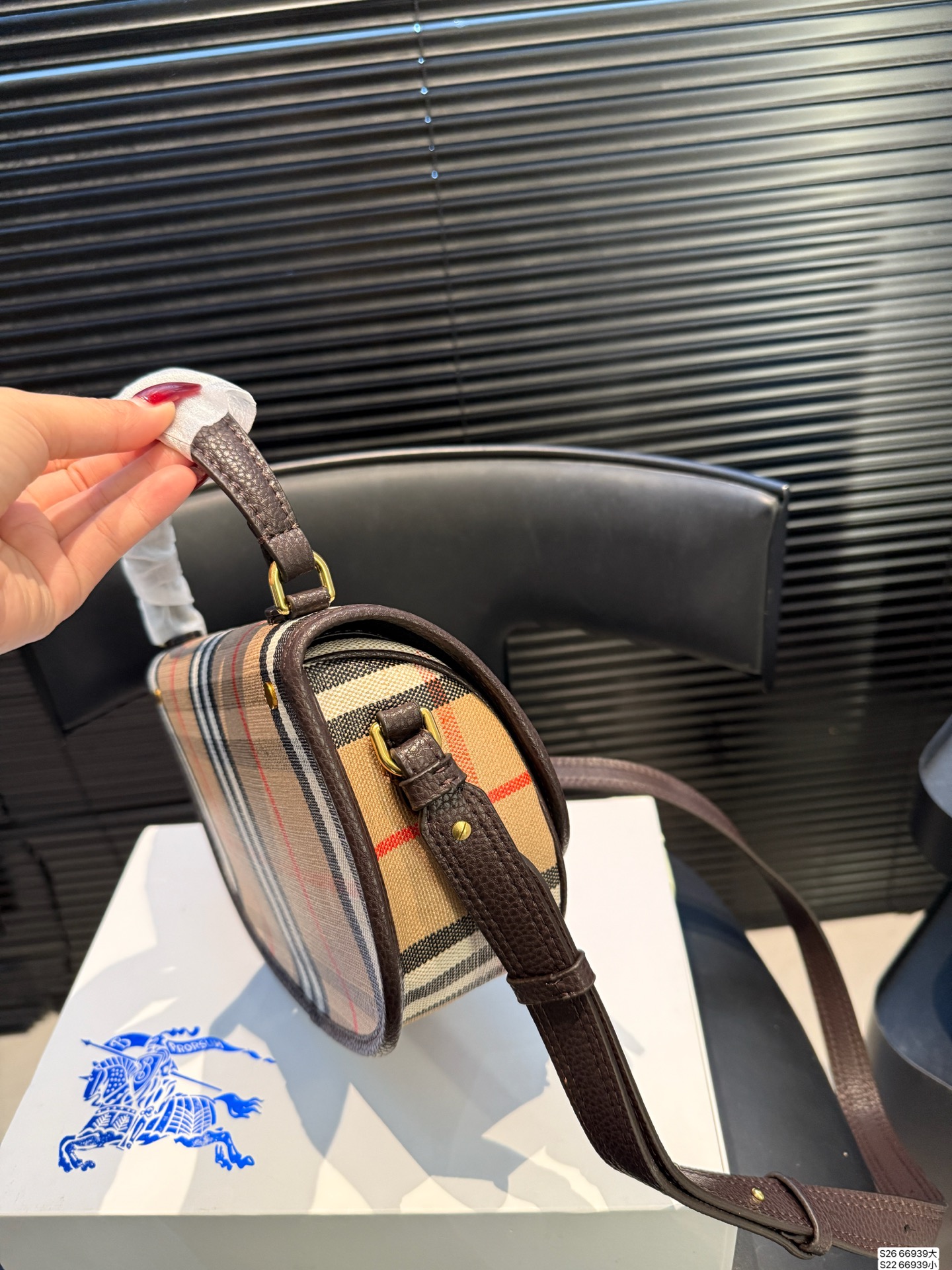 大号P180 小号P160 配折叠盒 当经典格纹，邂逅浓郁秋色 高级感秋日公式，Burberry就够了 尺寸大号24 17 小号19.5 12 货号66939