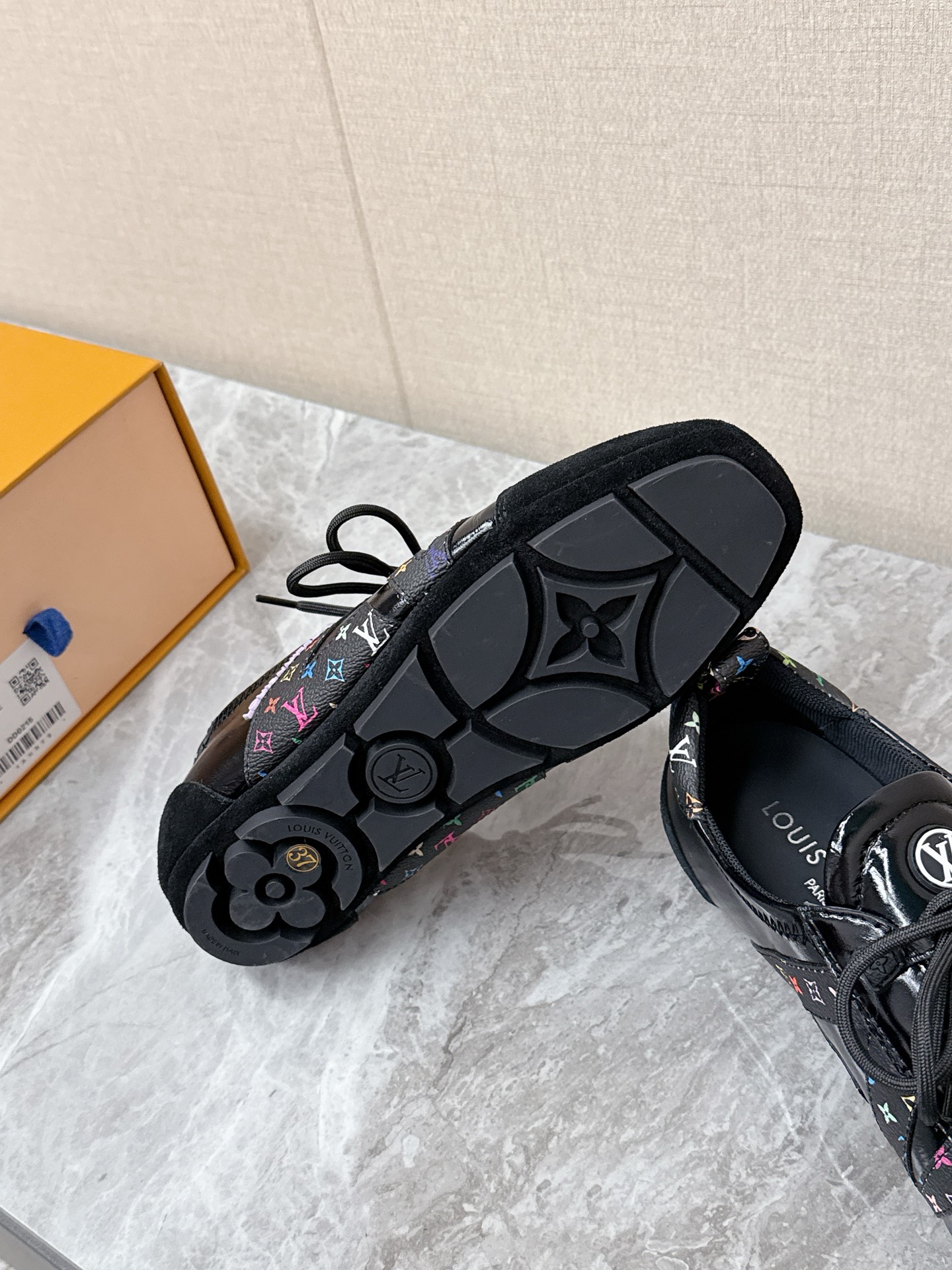 💰300 Louis Vuitton路易威登驴牌春夏Sneakerina系列 芭蕾运动鞋 德训鞋 平底鞋 原版三对购入开发完美复刻Sneakerina 芭蕾风运动鞋以丝滑绒面牛皮革塑造流畅线条 兼具芭蕾舞鞋的轻盈构型和运动鞋的舒适质感。侧面 LV 标识和Monogram 帆布后袢带丰富细节,Sacchetto 工艺和 TPU 外底升级轻柔穿着体验 底厚:1.5CM 面料: 原版定制进口头层牛皮 内里:原版定制透气网里鞋底:原版开模注塑TPU材质Size: 35-42(41 42定制)