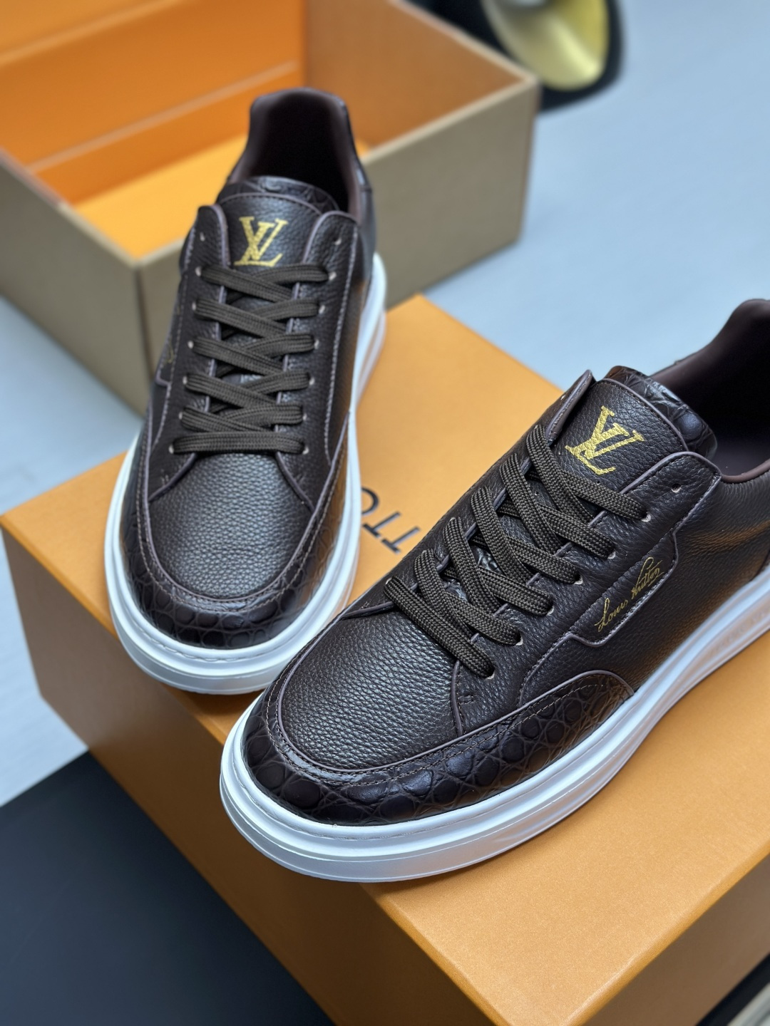 工厂直销&yen;350💰顶级版本全套包装❗️莞产高端货源LV 路易威登 驴牌 L家 BEVERLY HILLS系列 丹宁牛仔布 休闲 运动鞋 本款 Beverly Hills 运动鞋以 Monogram 丹宁布和粒面牛皮革重返新季，搭配厚实而轻盈的橡胶外底，为潮流设计融入舒适体验。鞋带四周勾勒皮革饰边，手写体路易威登标识压印其上 配送专柜精美包装🛍📦 ▪️面料: 原版定制头层牛皮+牛仔布 ▪️内里: 原版定制透气网里 ▪️大底: 原版开模发泡材质 ▪️底厚: 4CM ▪️Size: 男款39-45（4647定做