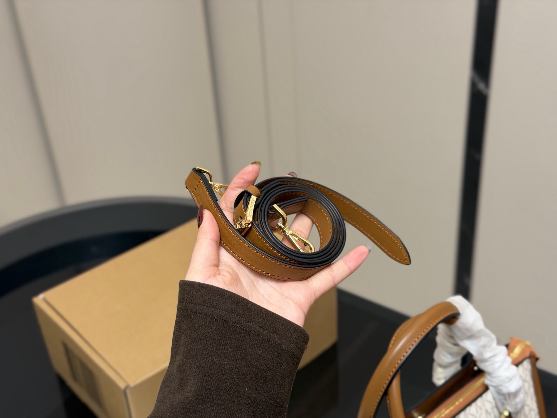 &yen;170 配盒 size：26*20cm mk 新品 你会发现它越看越好看！ 实用型 容量大