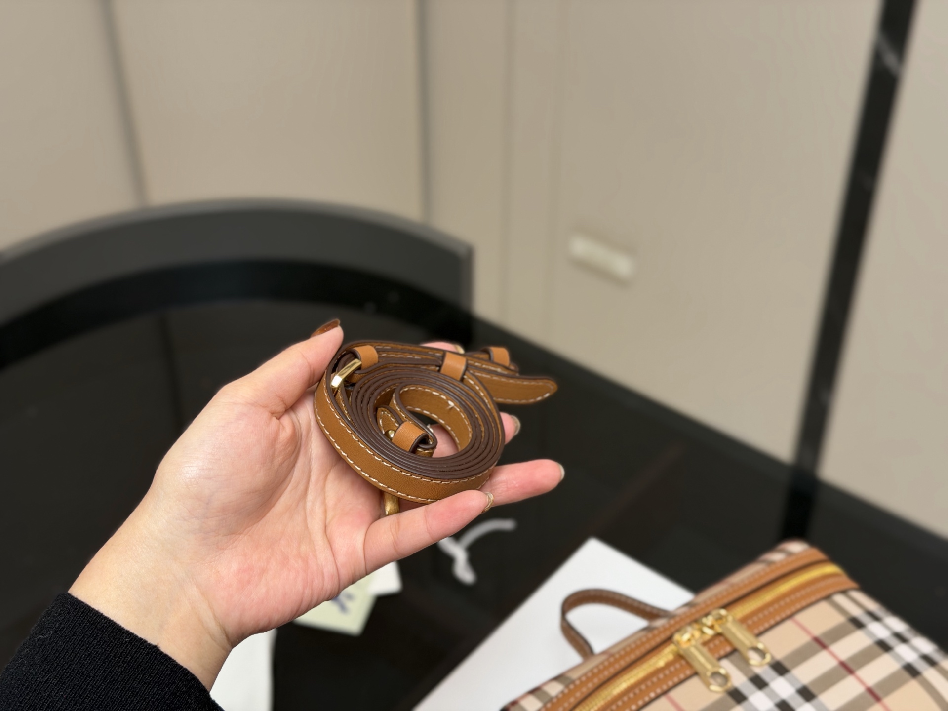 ¥170 配盒 size:19.13 巴宝莉 LP小盒子包 性价比超高的一只格纹小盒子 真的好可爱呀 可甜可盐太可爱啦! 可以手拿可以肩背长度刚刚好