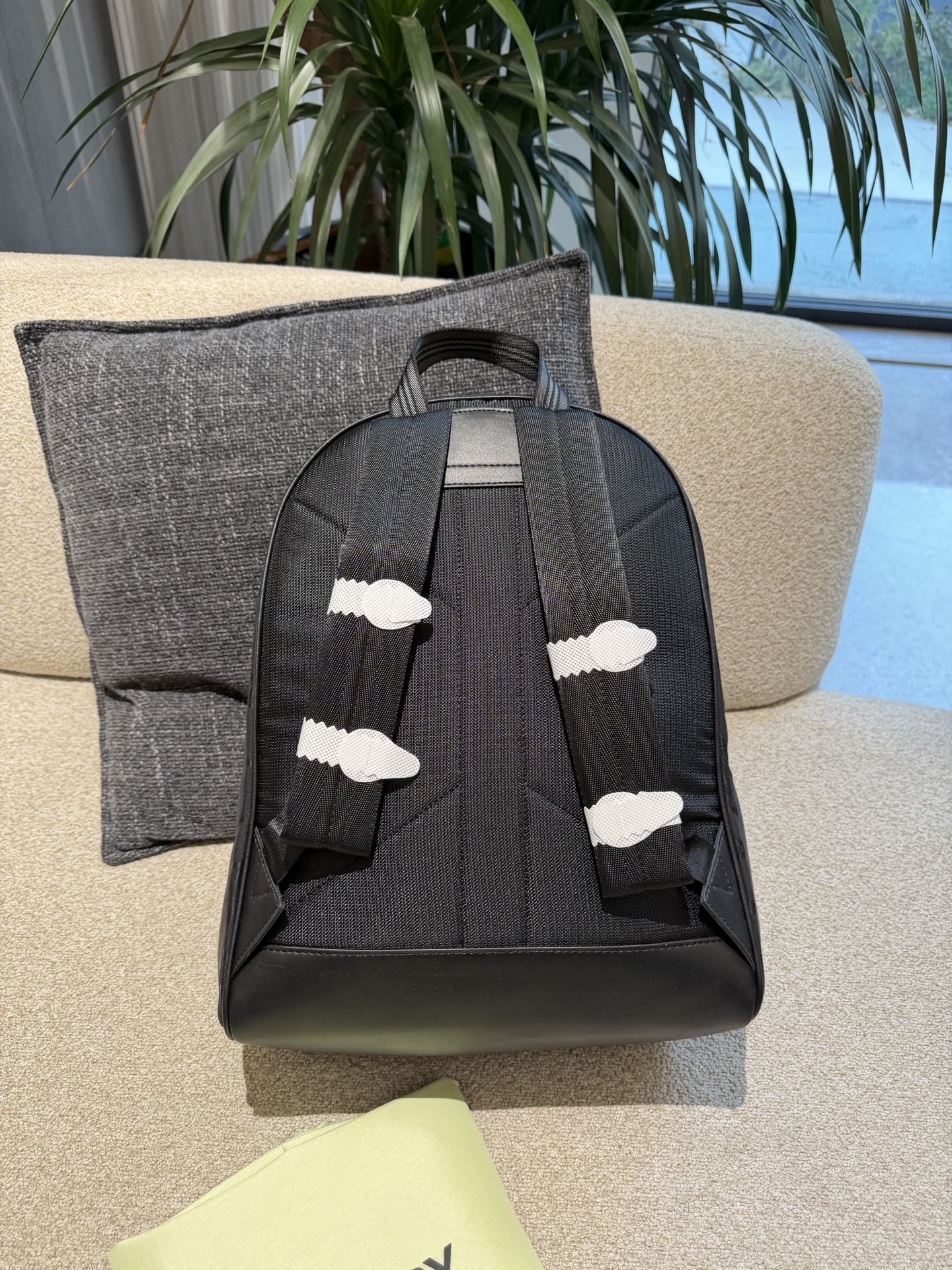 p220 Burberry TB标识尼龙双肩包 Burberry TB标识尼龙双肩包,黑色尼龙材质+经典TB提花,低调又有辨识度+。包身自重轻,容量大,通勤、短途旅行都超实用!内部隔层丰富,能装下电脑、文件等日常物品,外部拉链口袋方便收纳小物。尼龙材质耐用易清洁,还很环保。男女都能背,简约百搭,实用又时髦,是出行必备好物!32×40