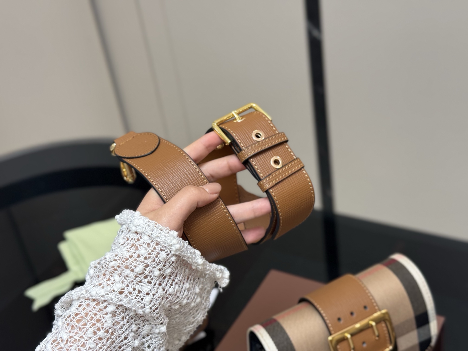 &yen;170 配盒 尺寸：19.5*10*8cm 💜BURBERRY💯 巴宝莉 原单货 搭配双肩带 ⚠️一宽一细 臻选考究的马勒牛皮配原厂帆布精制而成 超级讲究哦！！！