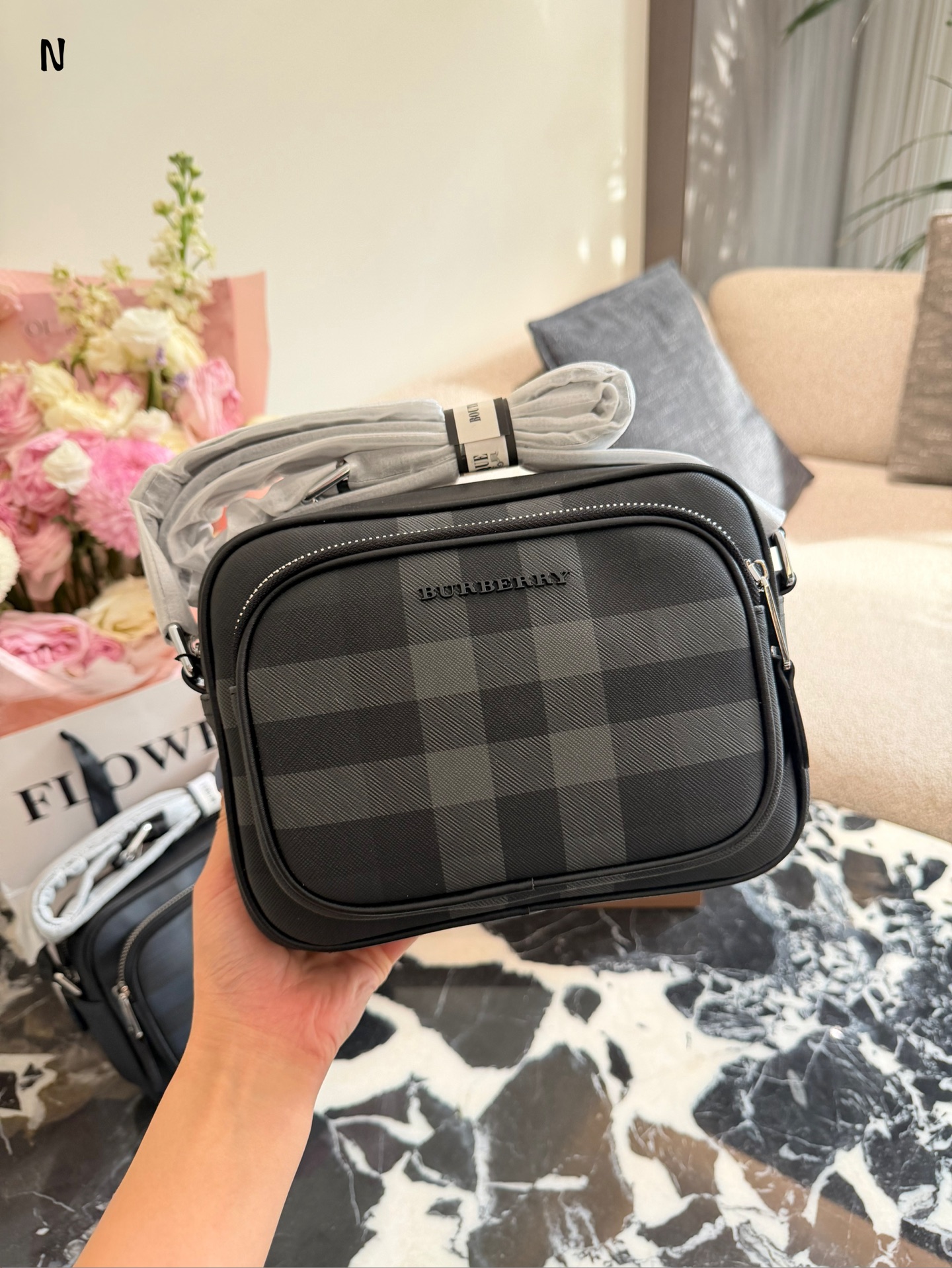 Burberry格纹相机包p190 品Burberry格纹相机包,经典深桦木棕+黑色皮革,英伦风满满!尺寸约20×17肩带可调节,单肩斜挎都OK,日常通勤或休闲出街都很适合t+。内部空间合理,手机钱包轻松收纳,实用又时髦。格纹设计辨识度超高,低调又有质感,是男士穿搭加分项,四季都能用,送礼也很有品味节。